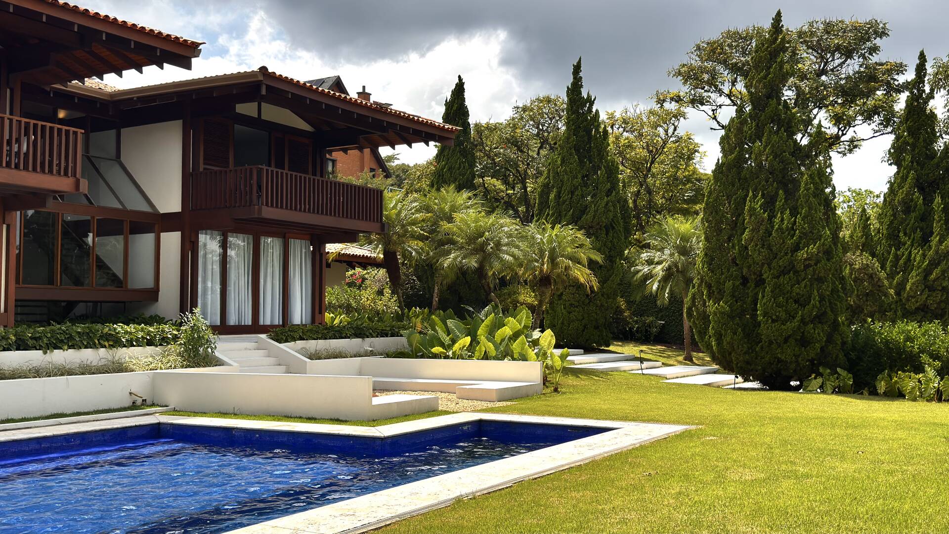 Casa com 5 suítes, terreno de 2.500 m² e vista aberta à venda no Alphaville 8