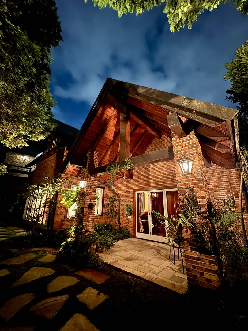 Casa de arquitetura assinada por Sidônio Porto no Tamboré 1