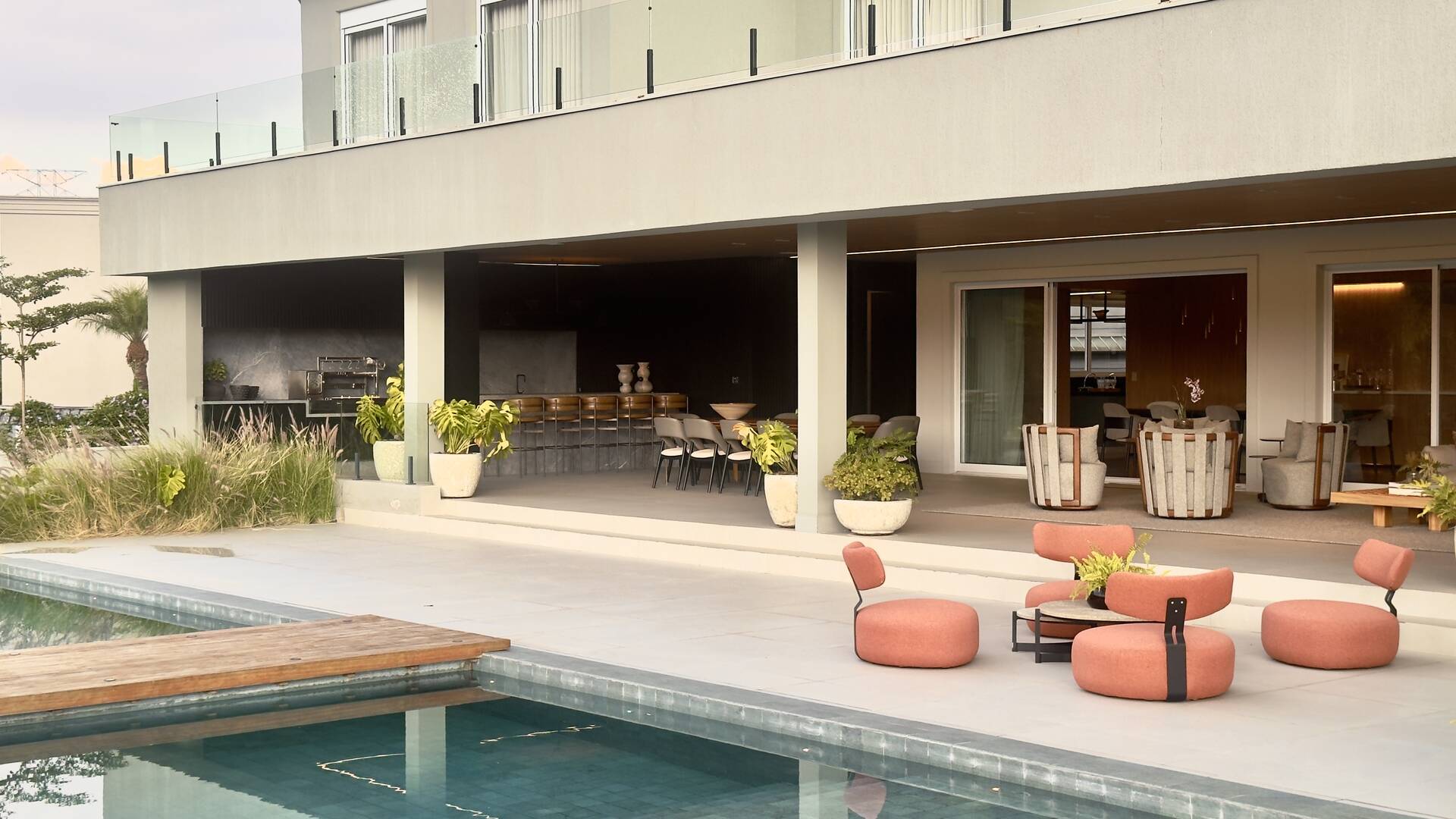 Casa Contemporânea no Tamboré 1 com 3.167 m² de Terreno e Vista Permanente para a Mata