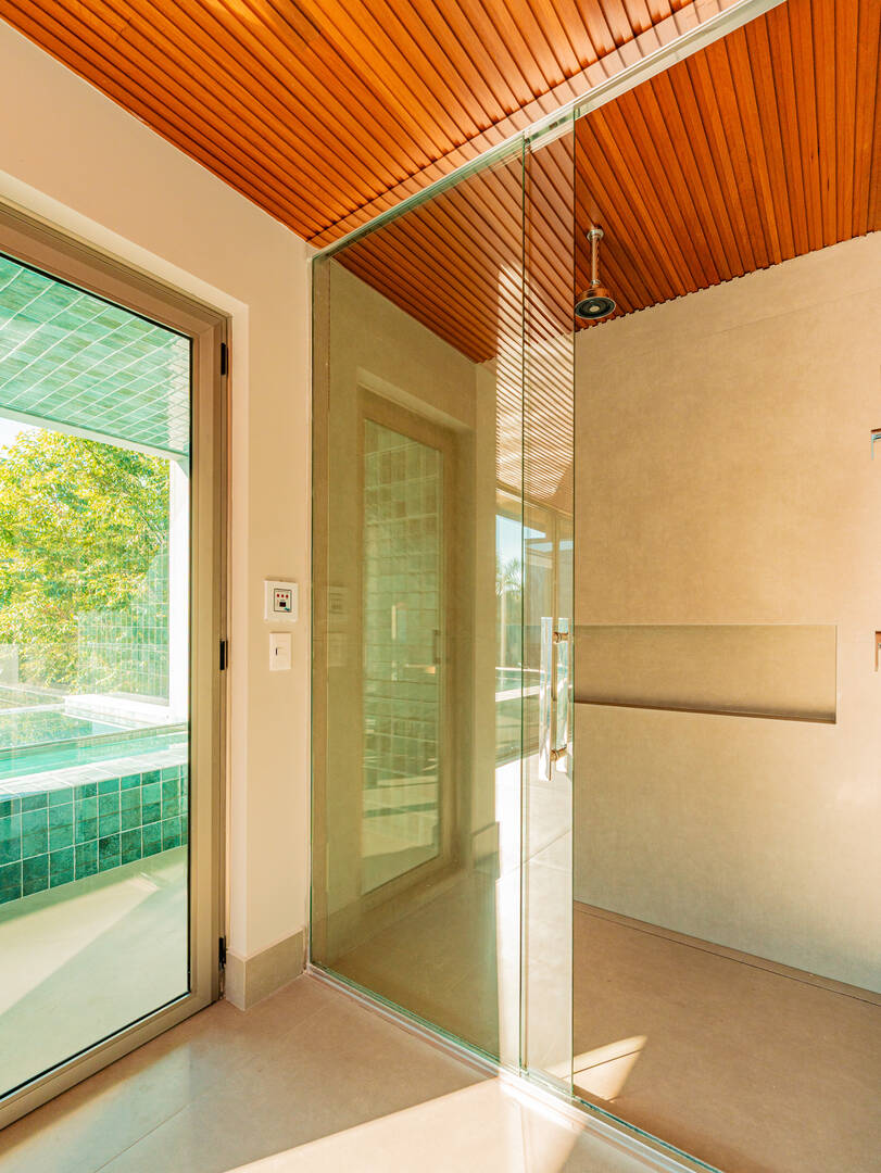 Casa porteira fechada à venda em Alphaville | 5 suítes, rooftop e mobiliada