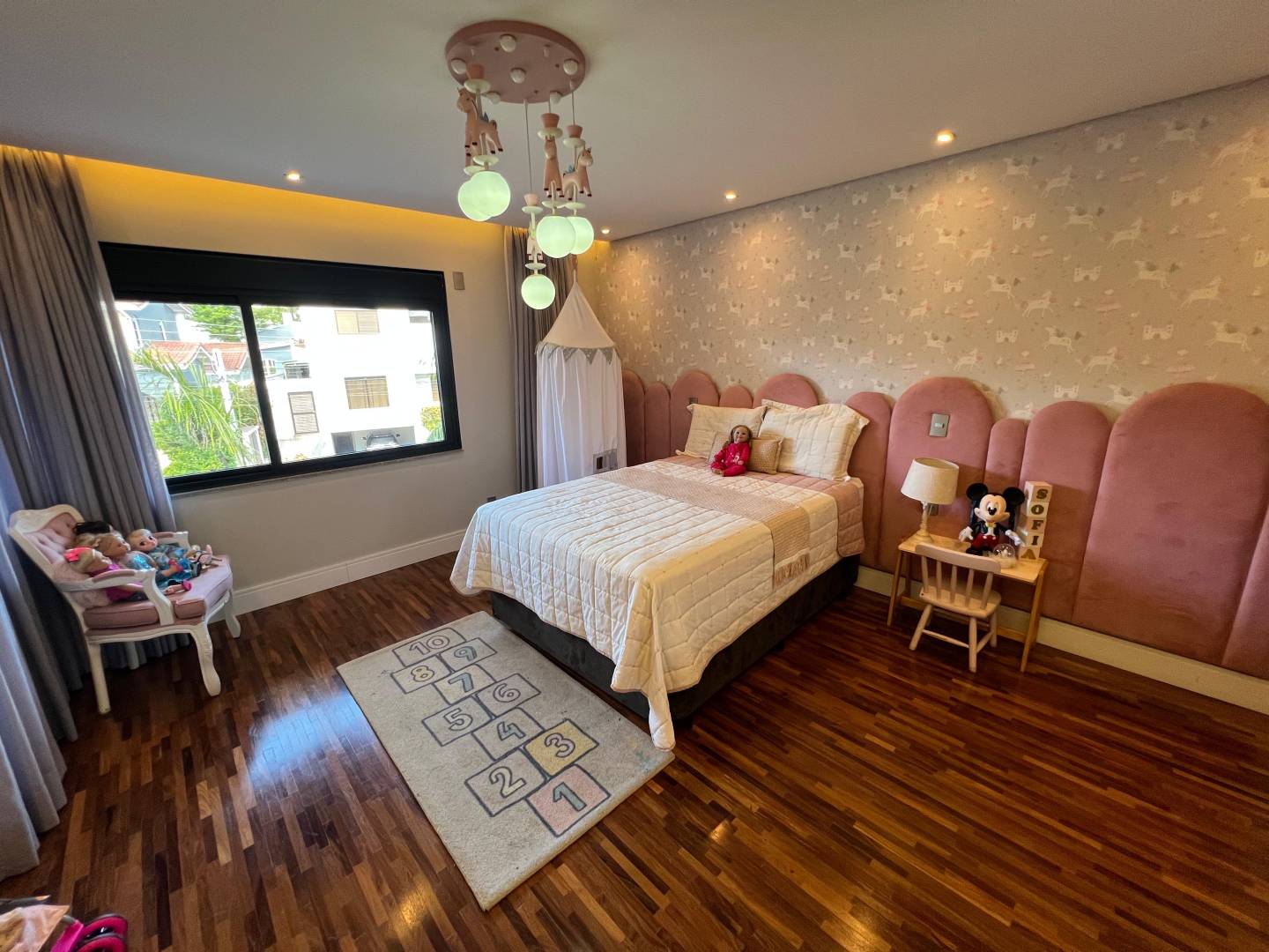 Residência de Alto Padrão à Venda em Alphaville com 5 Suítes, Elevador e Vista Privilegiada