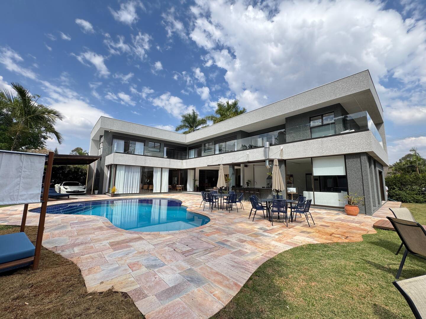 Casa Contemporânea à Venda no Tamboré 1 com 5 Suítes e Lazer Integrado