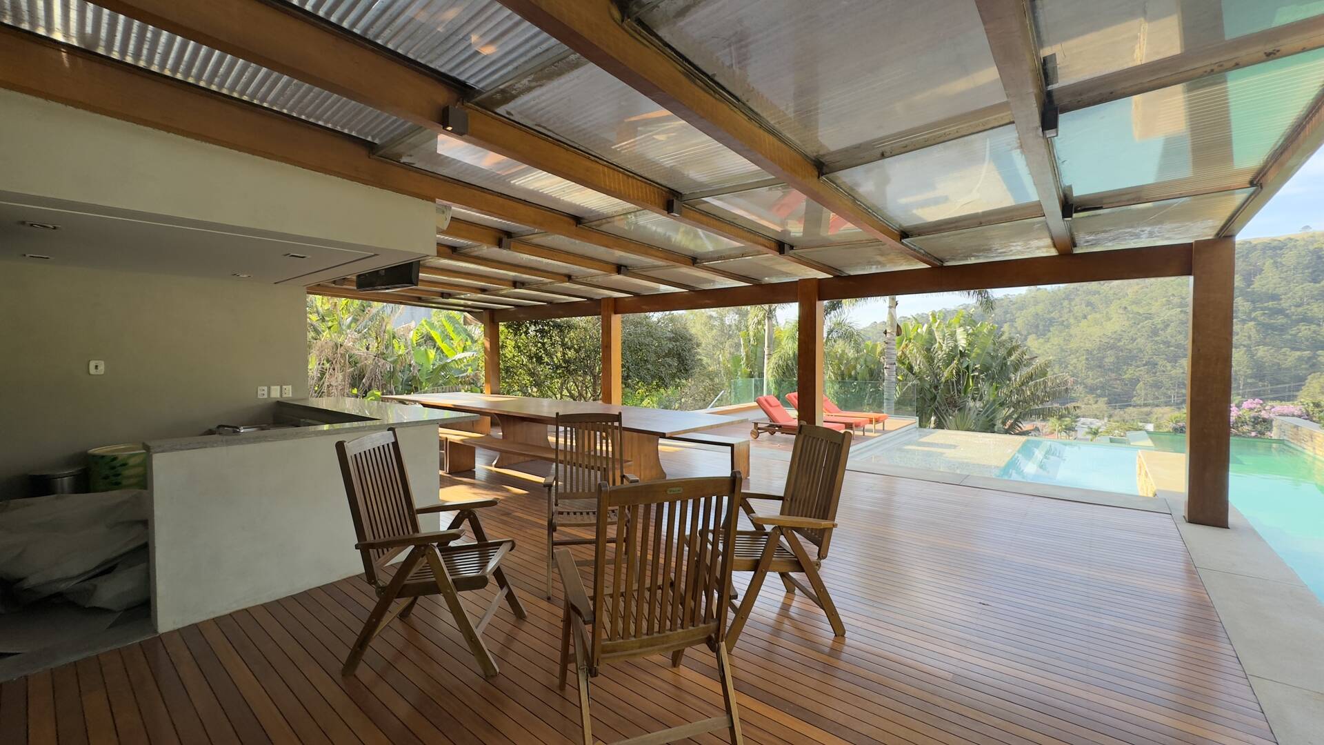 Casa Contemporânea com Vista Permanente, Piscina com Raia e Projeto Autoral em Alphaville