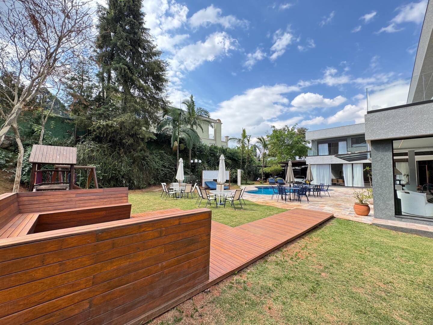 Casa Contemporânea à Venda no Tamboré 1 com 5 Suítes e Lazer Integrado