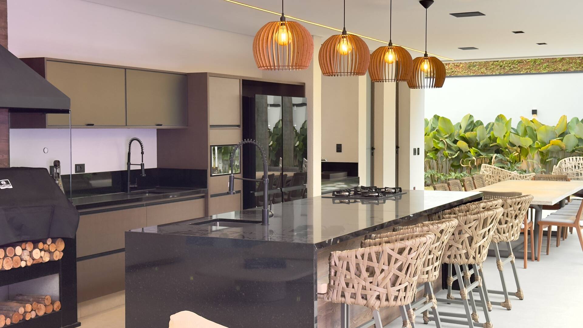 Casa de Alto Padrão à Venda no Tamboré 3 | Frente para o Lago | 5 Suítes | 870 m²