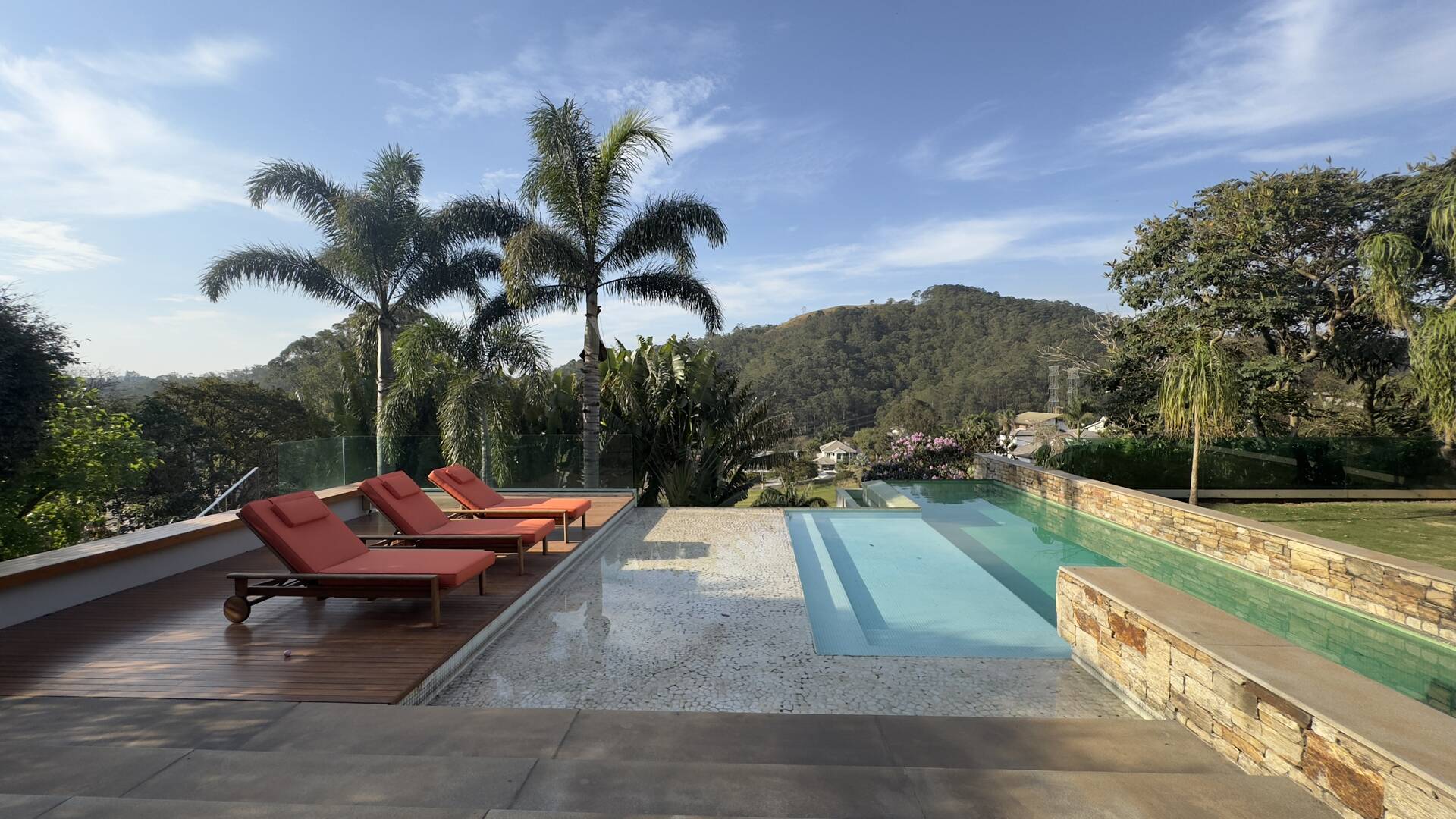 Casa Contemporânea com Vista Permanente, Piscina com Raia e Projeto Autoral em Alphaville