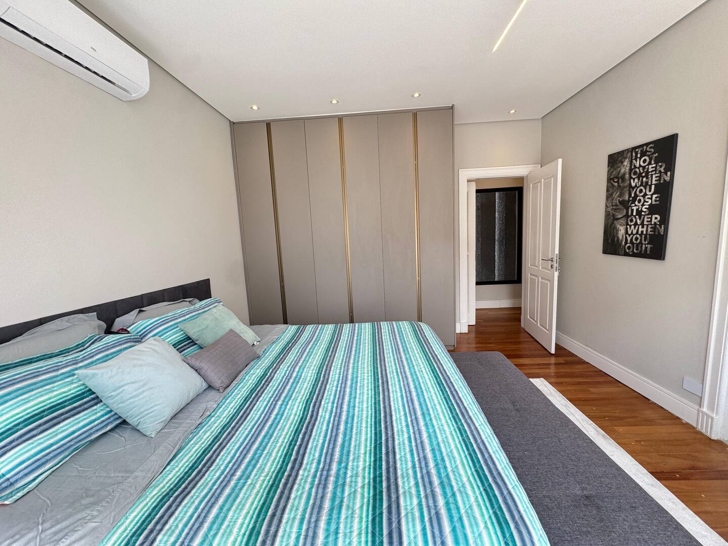 Casa Contemporânea à Venda no Tamboré 1 com 5 Suítes e Lazer Integrado