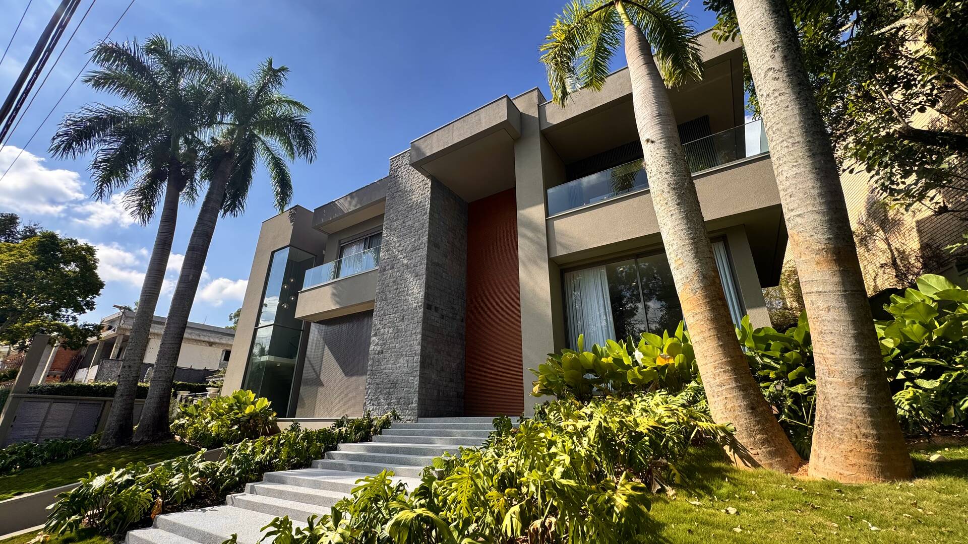 Casa Contemporânea no Tamboré 3 com Rooftop, 5 Suítes e Vista Permanente para a Praça