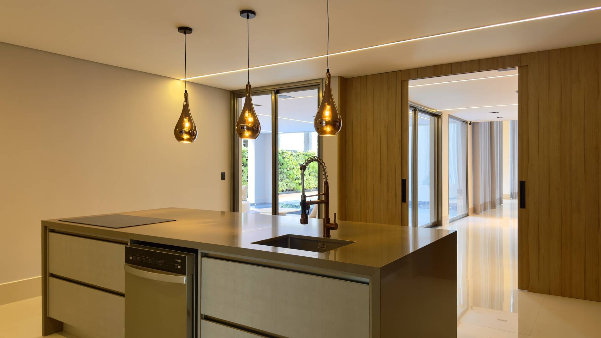 Casa de Alto Padrão à Venda no Tamboré 3 | Frente para o Lago | 5 Suítes | 870 m²