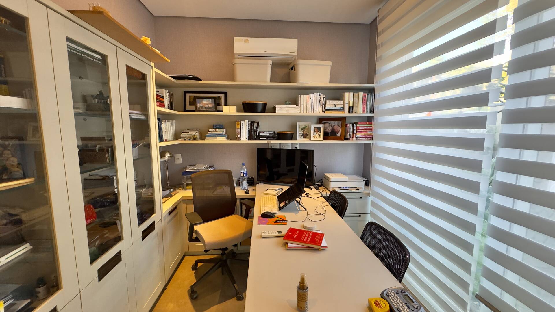 Casa à venda no Tamboré 10 com 4 suítes, área gourmet integrada e 539 m²