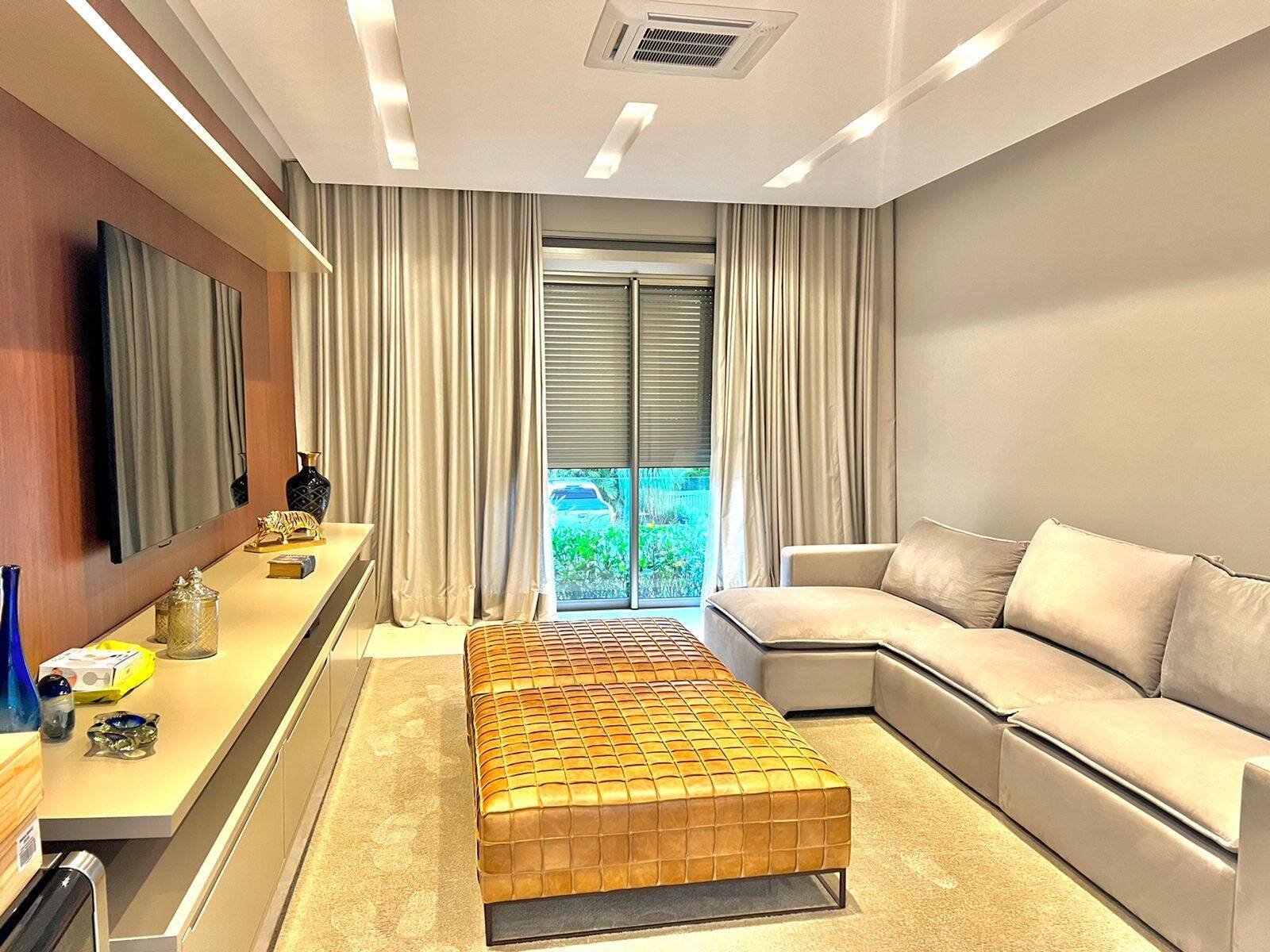 Casa com 5 suítes, elevador e lazer completo à venda em Alphaville
