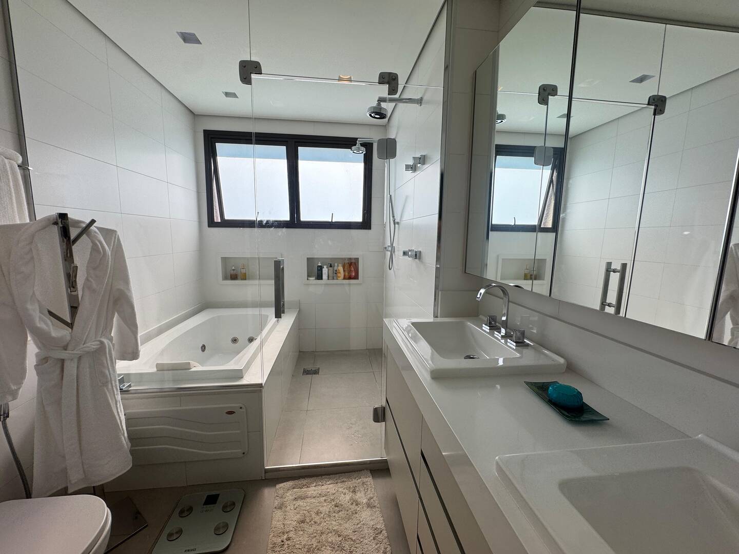 Apartamento mobiliado no ATRIA Alphaville com 3 suítes e automação completa
