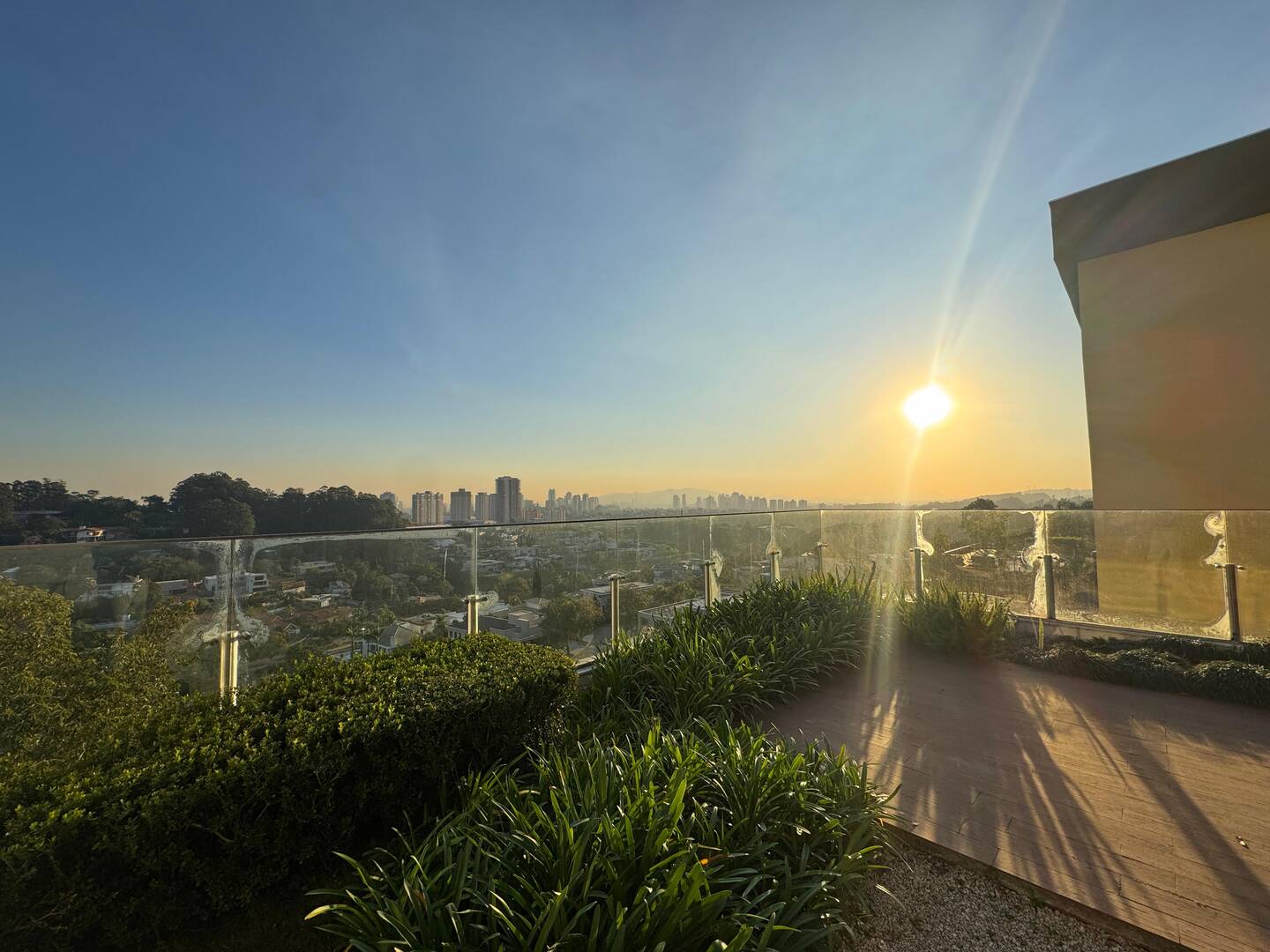 Casa à Venda no Tamboré 1 com Vista Permanente para o Lago e Rooftop Panorâmico