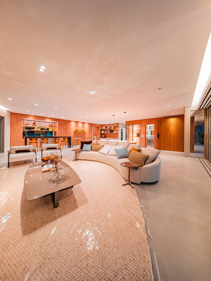 Casa porteira fechada à venda em Alphaville | 5 suítes, rooftop e mobiliada
