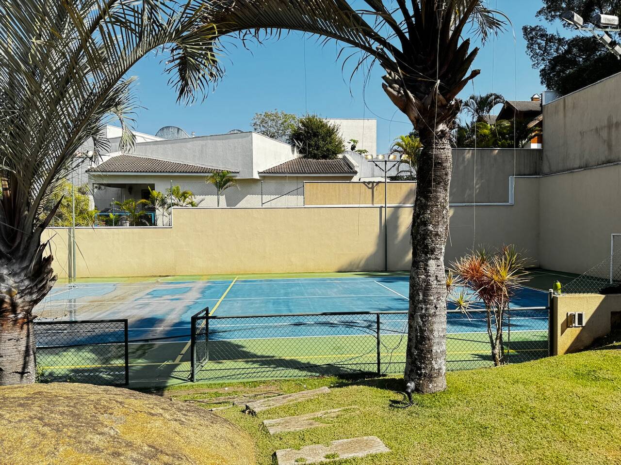 Casa de Alto Padrão Mobiliada com 4 Suítes, Quadra de Tênis Oficial e Lazer Completo em Alphaville