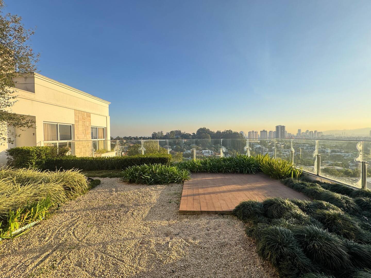 Casa à Venda no Tamboré 1 com Vista Permanente para o Lago e Rooftop Panorâmico