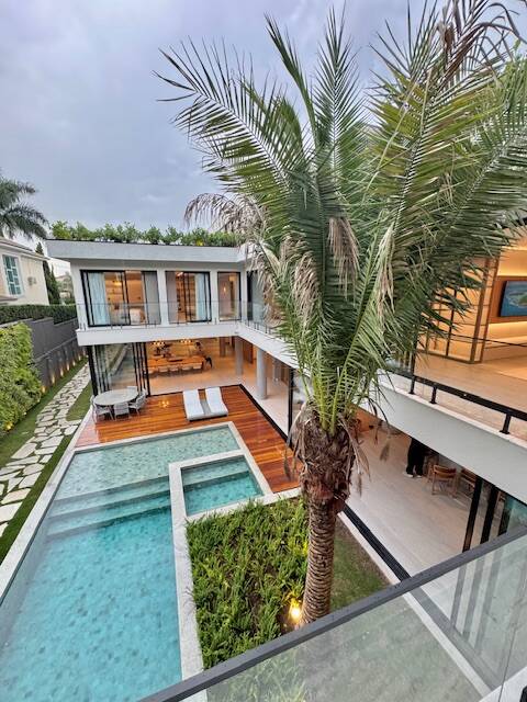 Casa à venda com 1.469 m², 6 suítes, rooftop e cinema privativo em Alphaville
