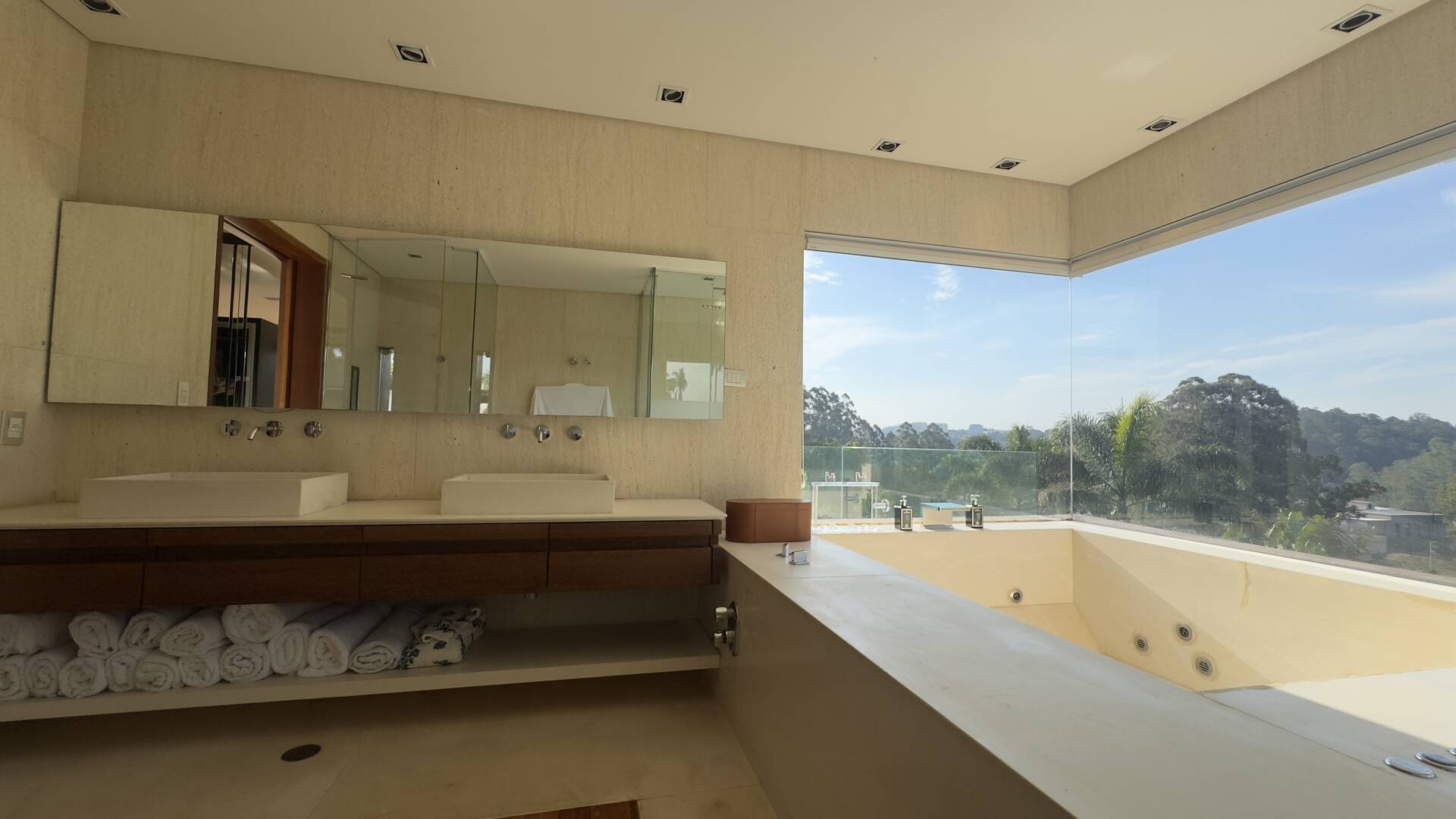 Casa Contemporânea com Vista Permanente, Piscina com Raia e Projeto Autoral em Alphaville
