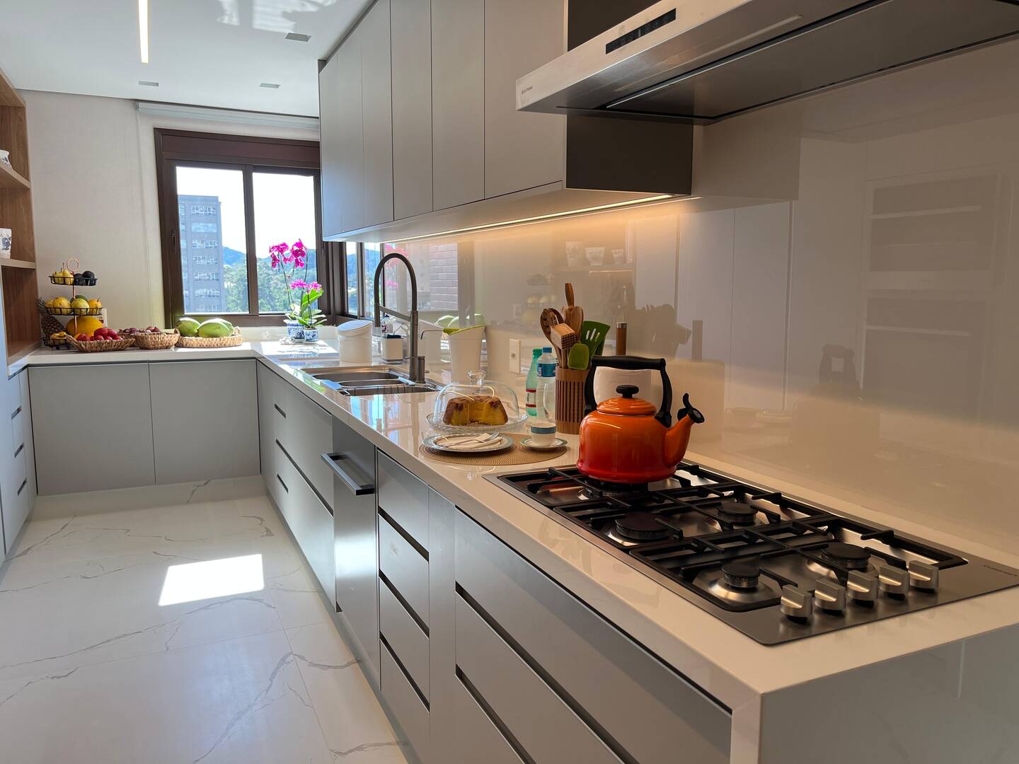 Apartamento mobiliado no ATRIA Alphaville com 3 suítes e automação completa