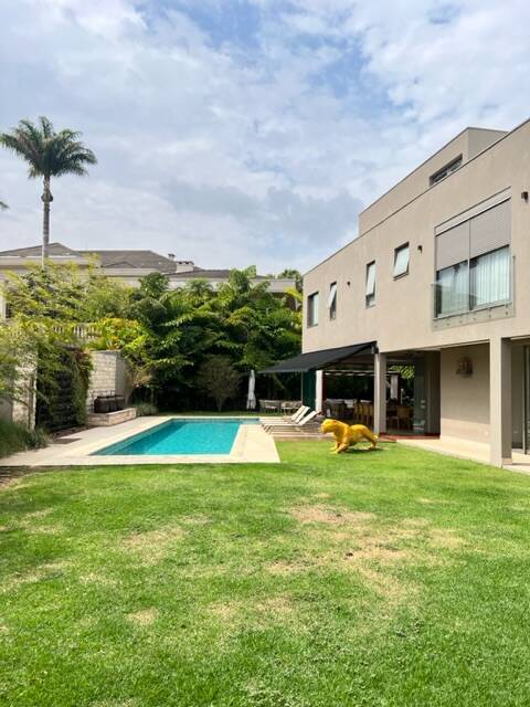 Casa com 5 suítes, elevador e lazer completo à venda em Alphaville