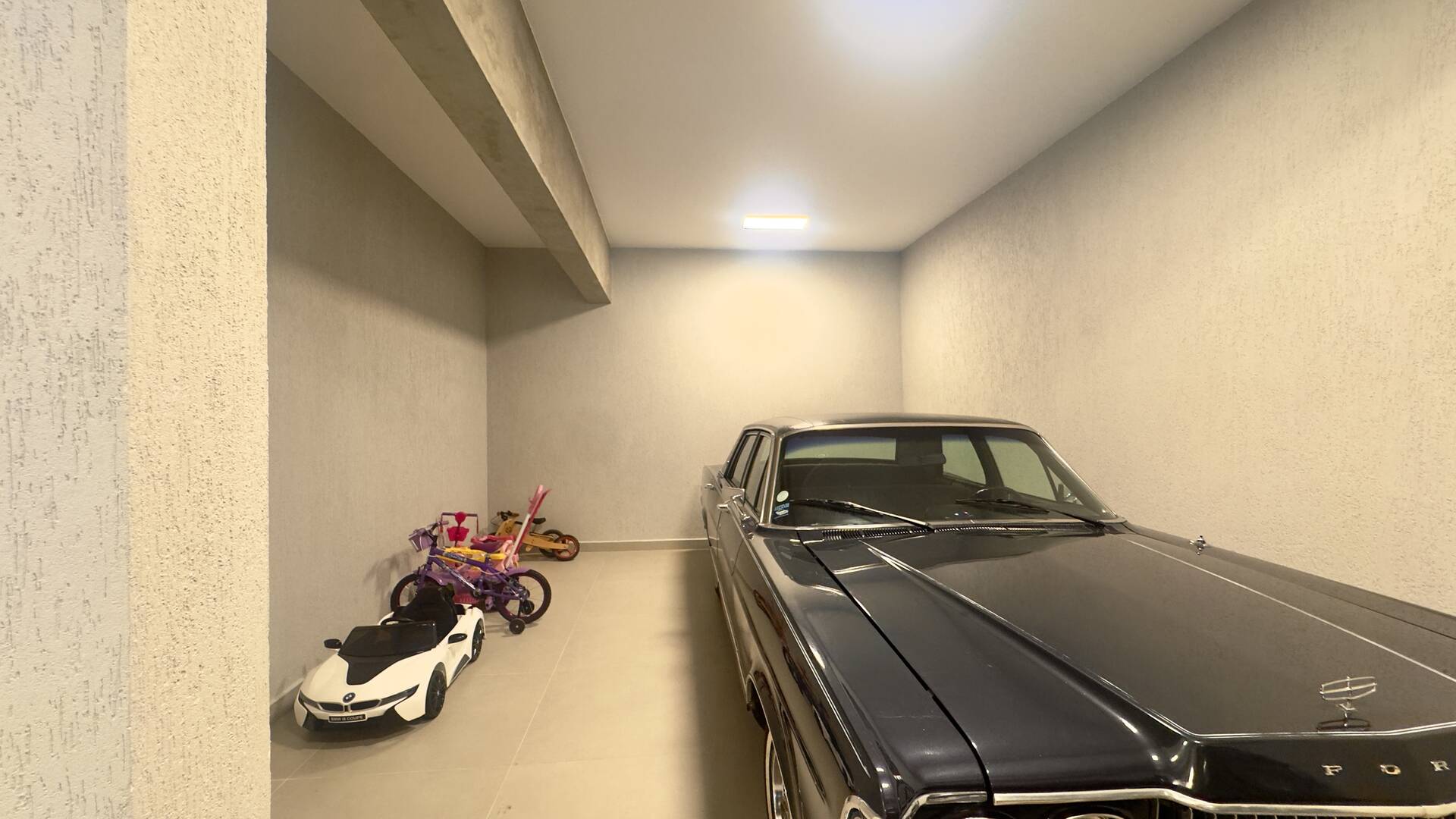 Casa Contemporânea no Tamboré 1 com 3.167 m² de Terreno e Vista Permanente para a Mata