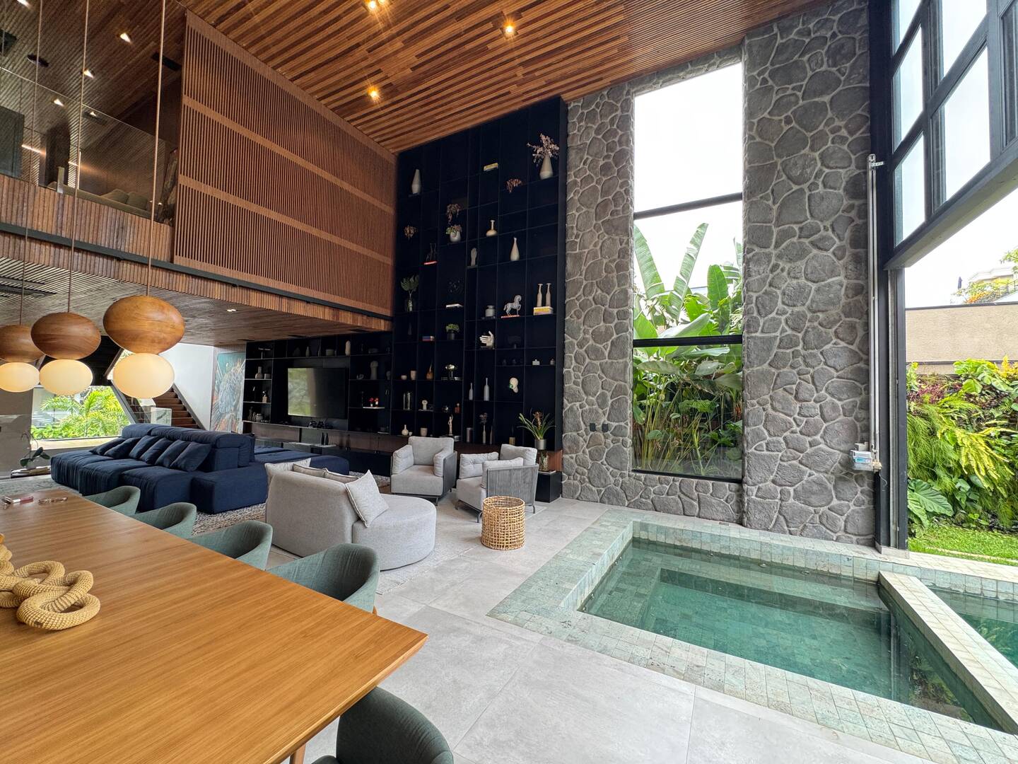 Casa mobiliada à venda no Gênesis 2 com 3 suítes, automação e adega climatizada