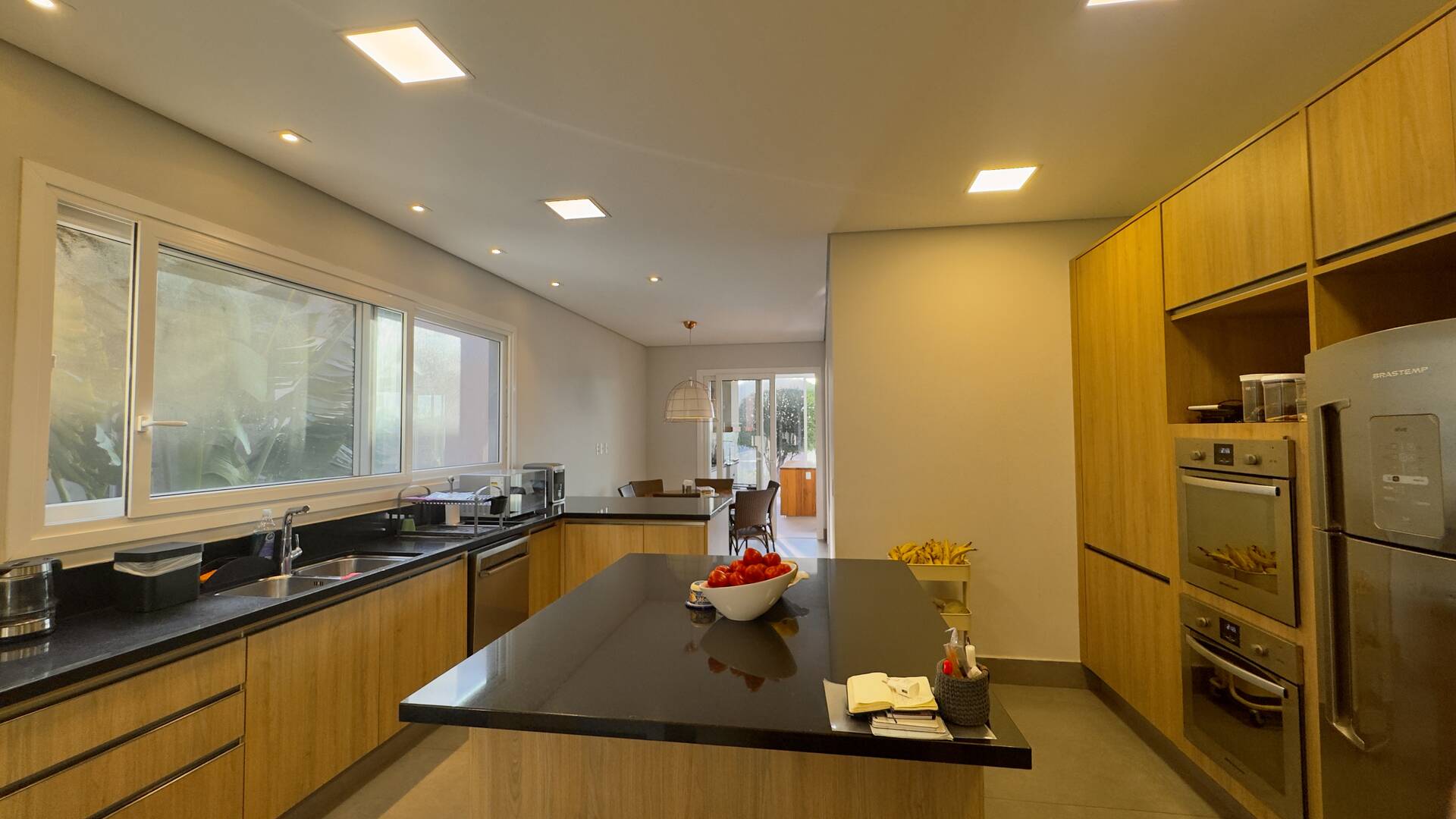 Casa à venda no Tamboré 10 com 4 suítes, área gourmet integrada e 539 m²