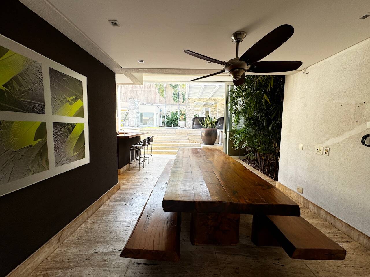 Casa de Alto Padrão Mobiliada com 4 Suítes, Quadra de Tênis Oficial e Lazer Completo em Alphaville