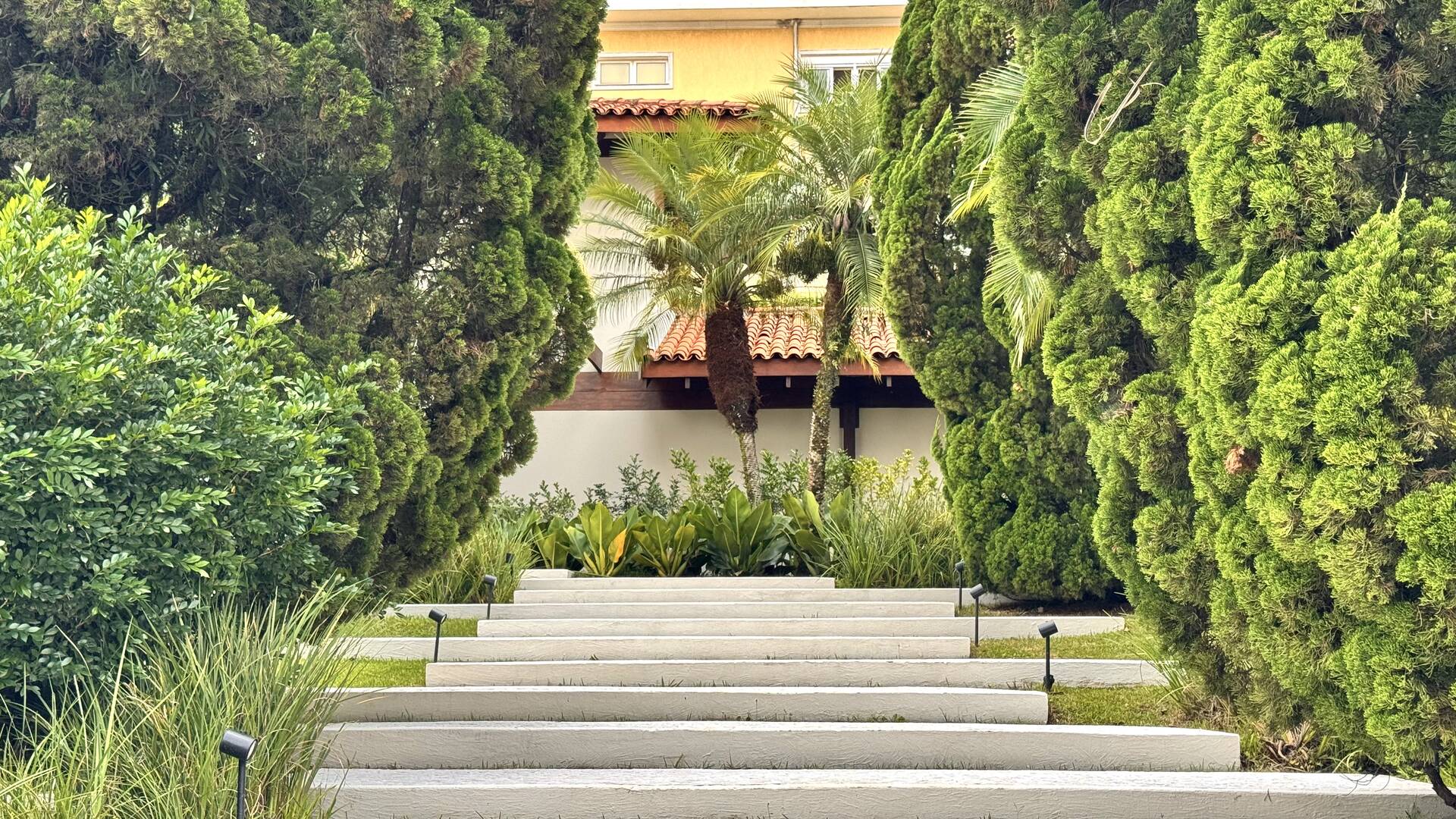 Casa com 5 suítes, terreno de 2.500 m² e vista aberta à venda no Alphaville 8