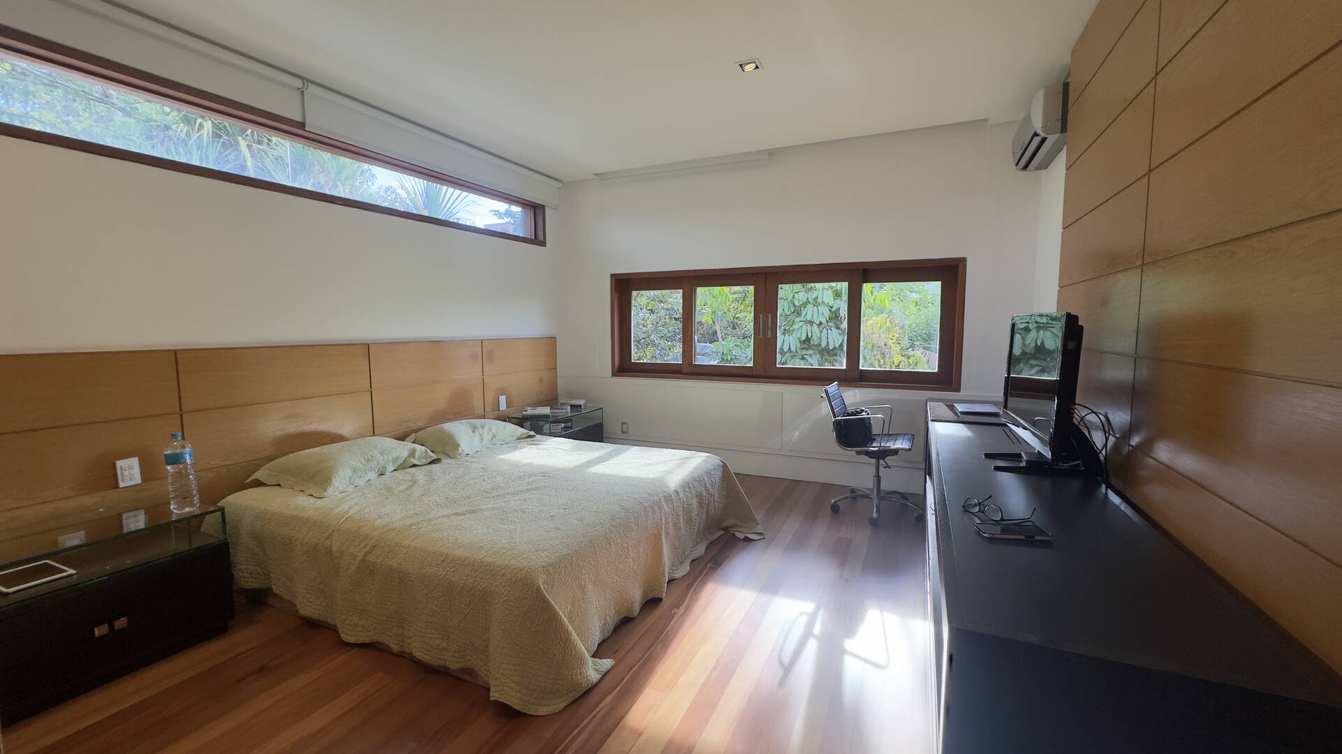 Casa Contemporânea com Vista Permanente, Piscina com Raia e Projeto Autoral em Alphaville
