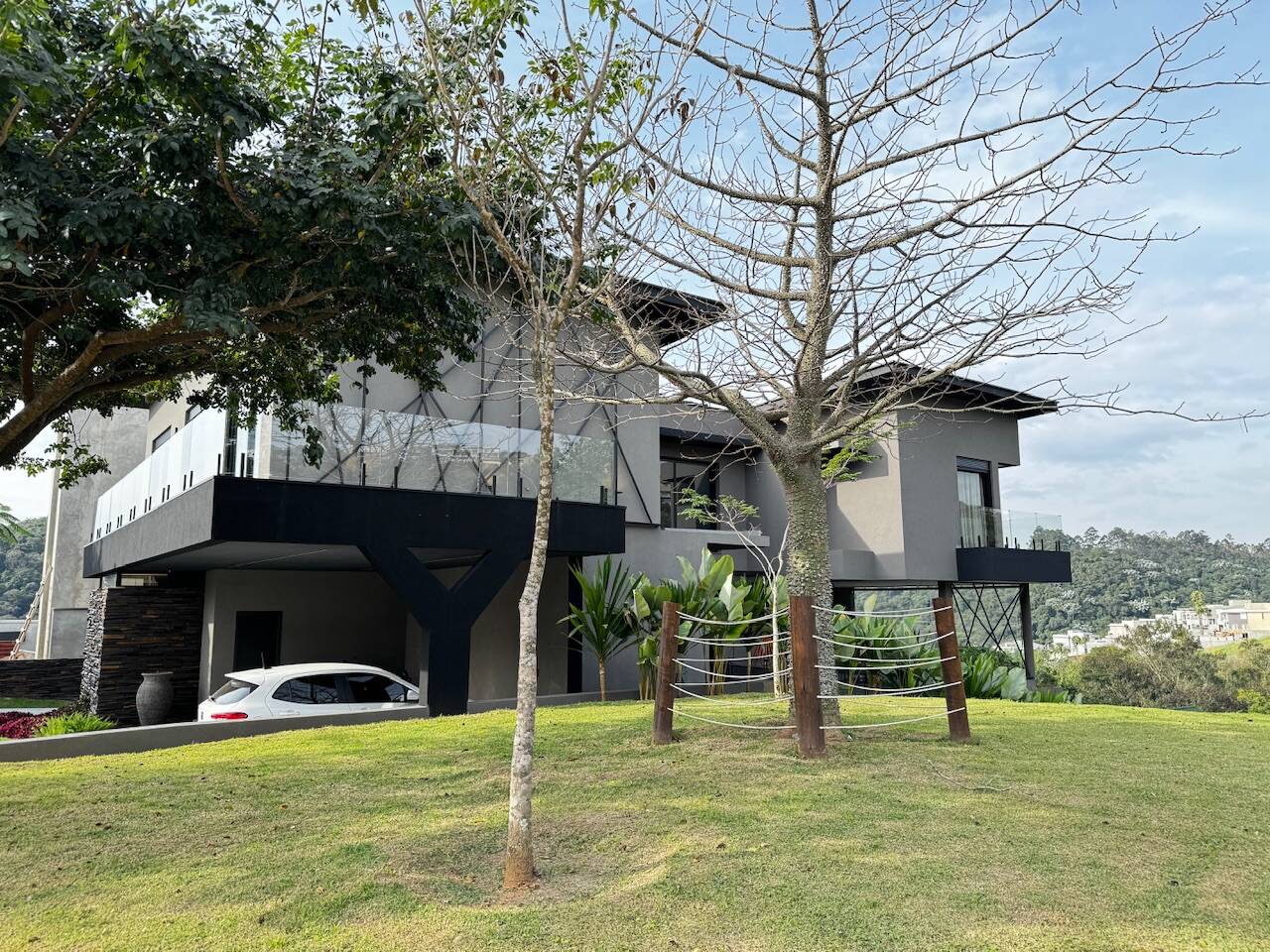 Casa Contemporânea à Venda em Alphaville com 5 Suítes, Spa e Piscina Aquecida