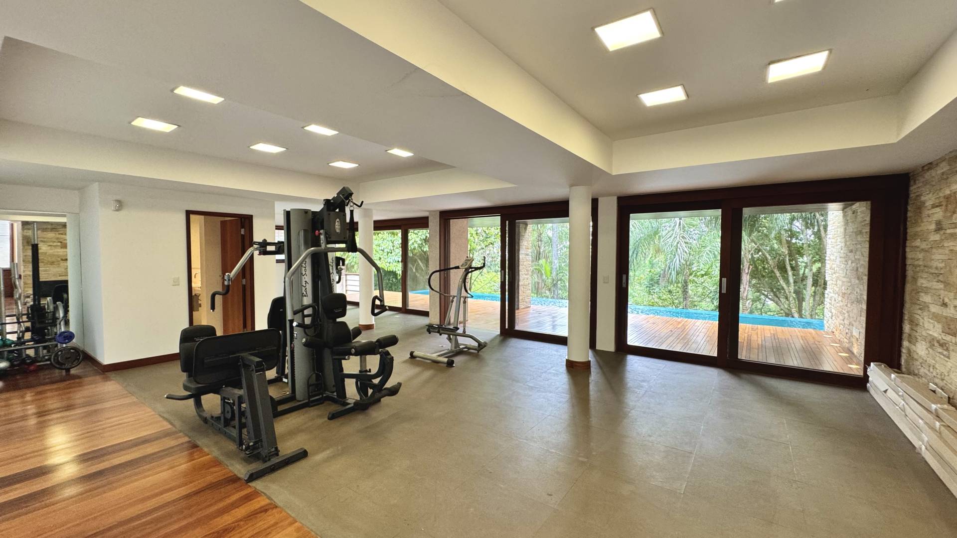 Casa com 6.300m² de terreno privativo - Residencial Tamboré 1