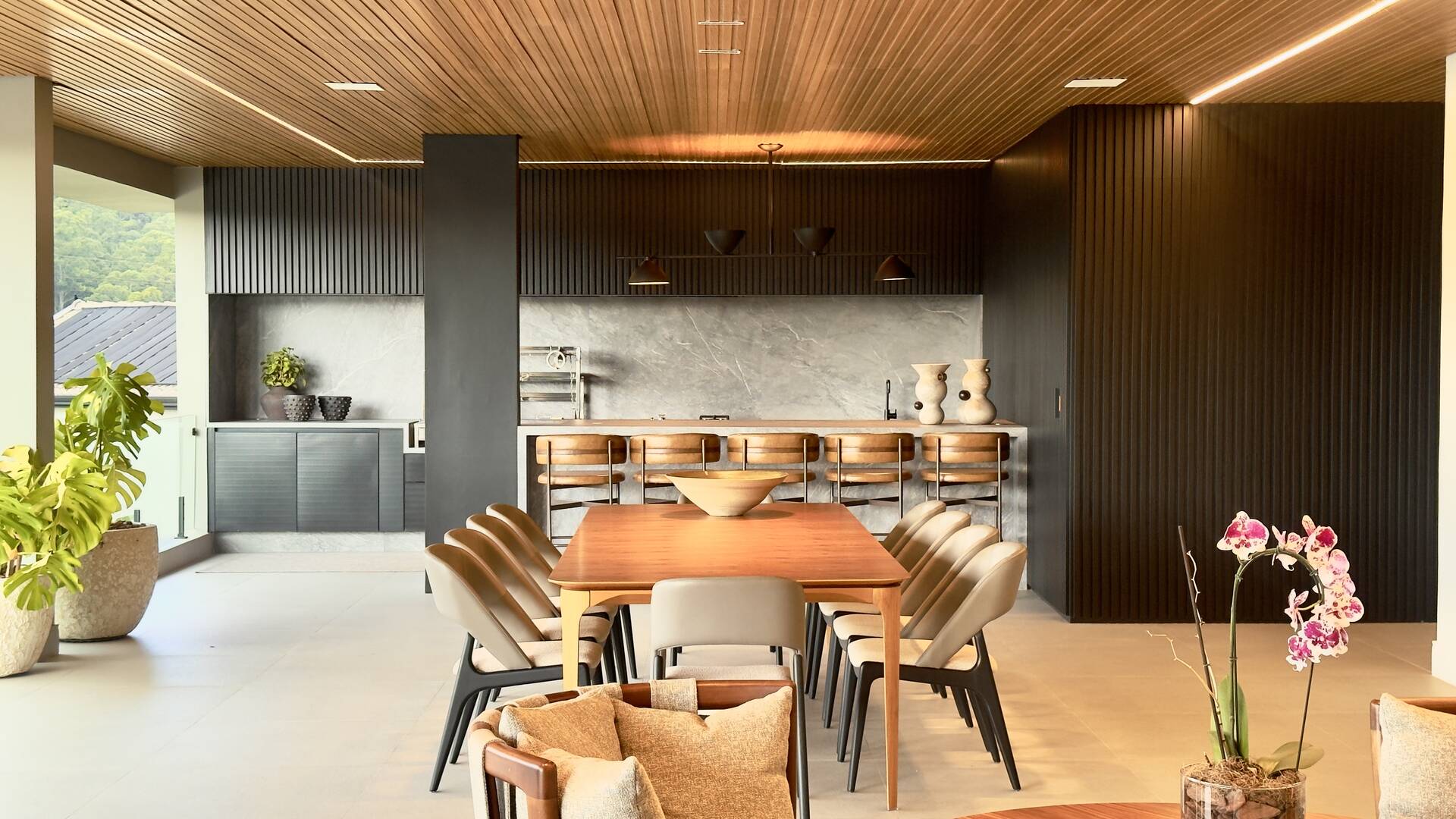 Casa Contemporânea no Tamboré 1 com 3.167 m² de Terreno e Vista Permanente para a Mata