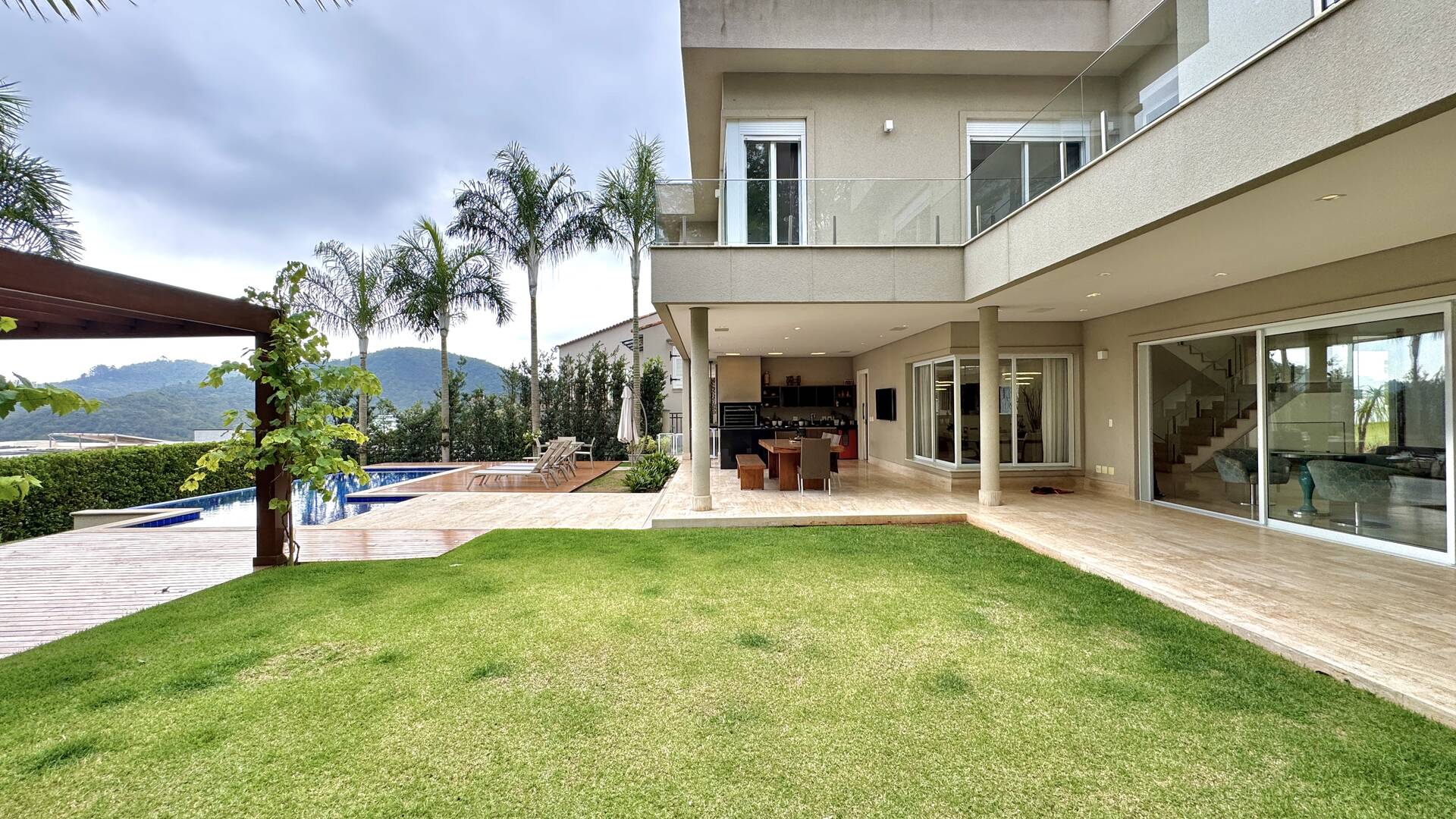 Casa Mobiliada com 4 Suítes, Cinema e Área Gourmet Completa em Alphaville