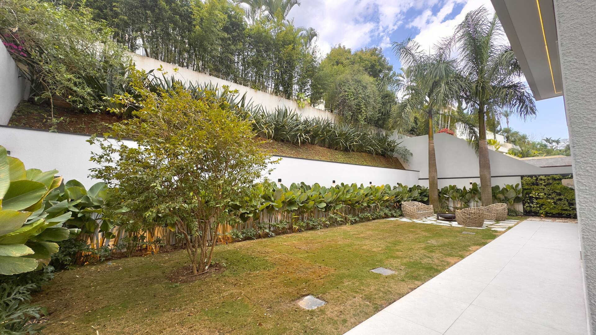 Casa de Alto Padrão à Venda no Tamboré 3 | Frente para o Lago | 5 Suítes | 870 m²