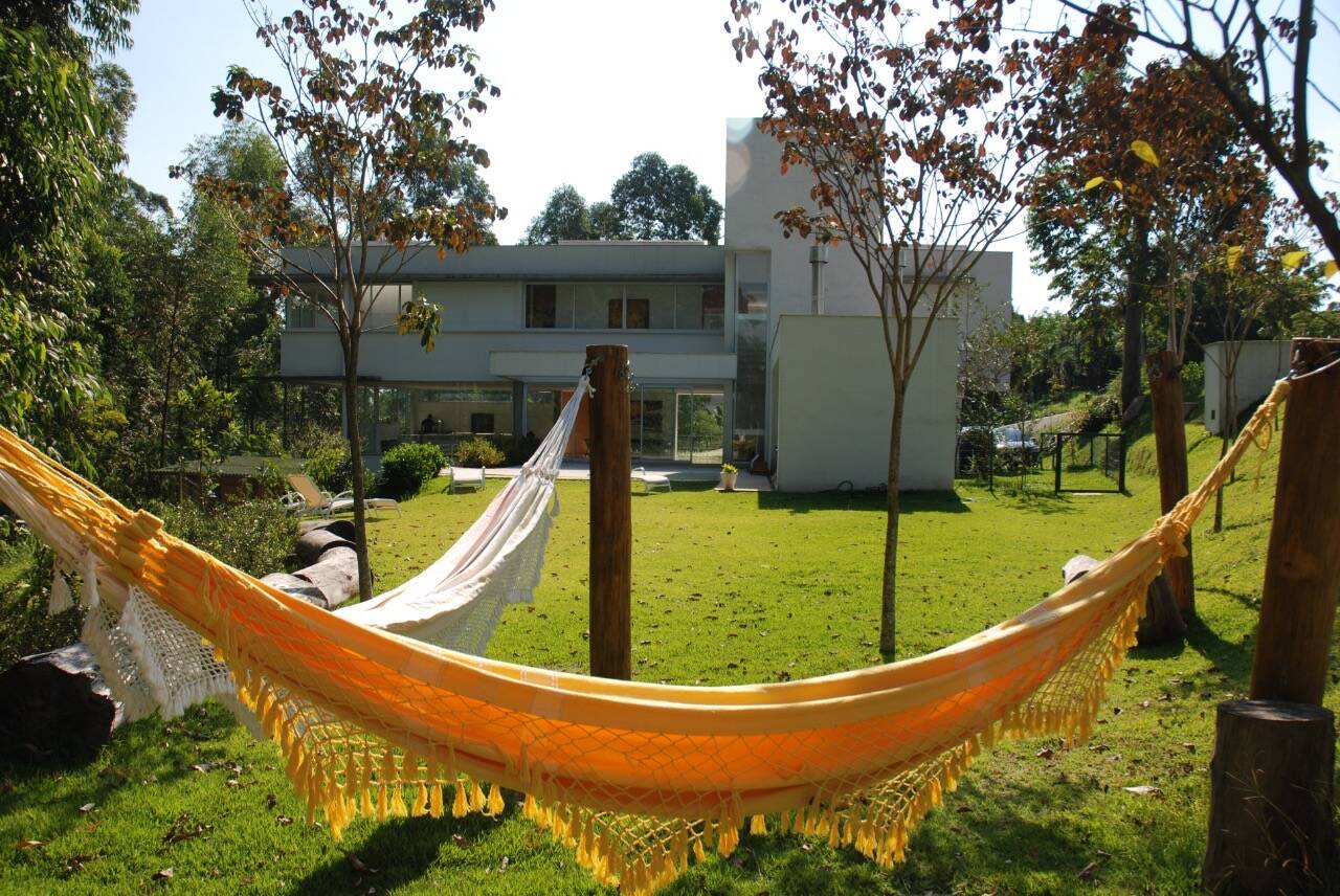 Casa contemporânea com vista para a mata no Tamboré 1