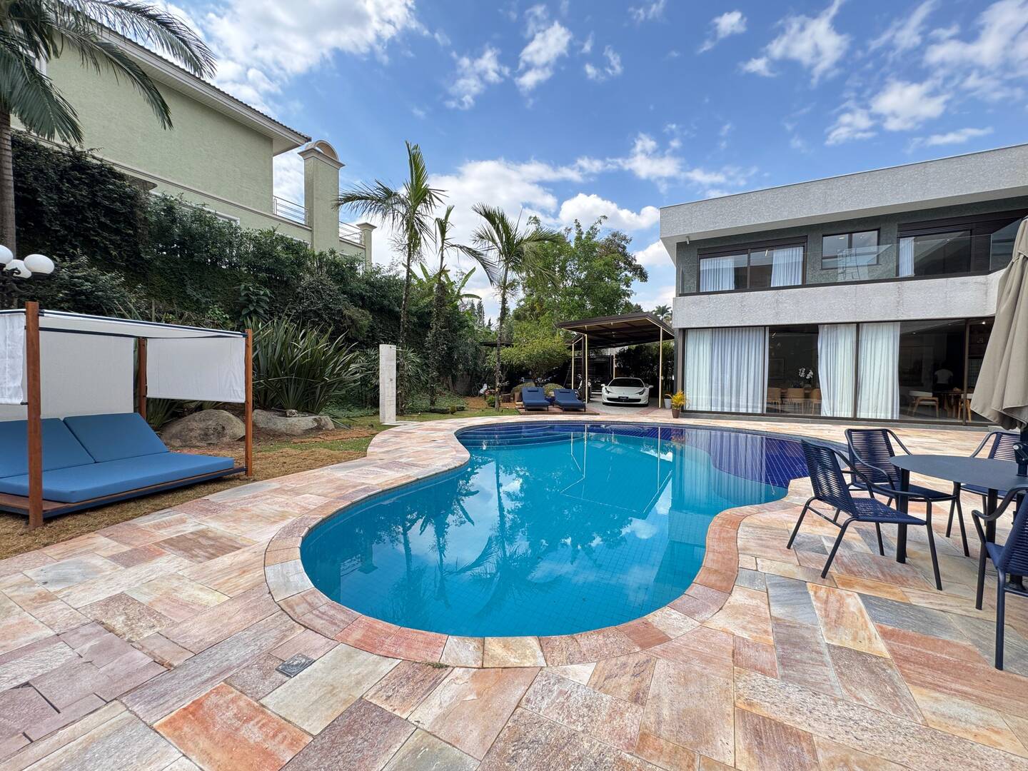 Casa Contemporânea à Venda no Tamboré 1 com 5 Suítes e Lazer Integrado
