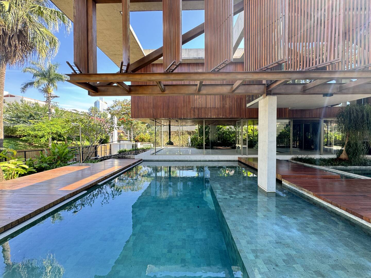 Casa contemporânea com 4 suítes, arquitetura autoral e área de lazer integrada