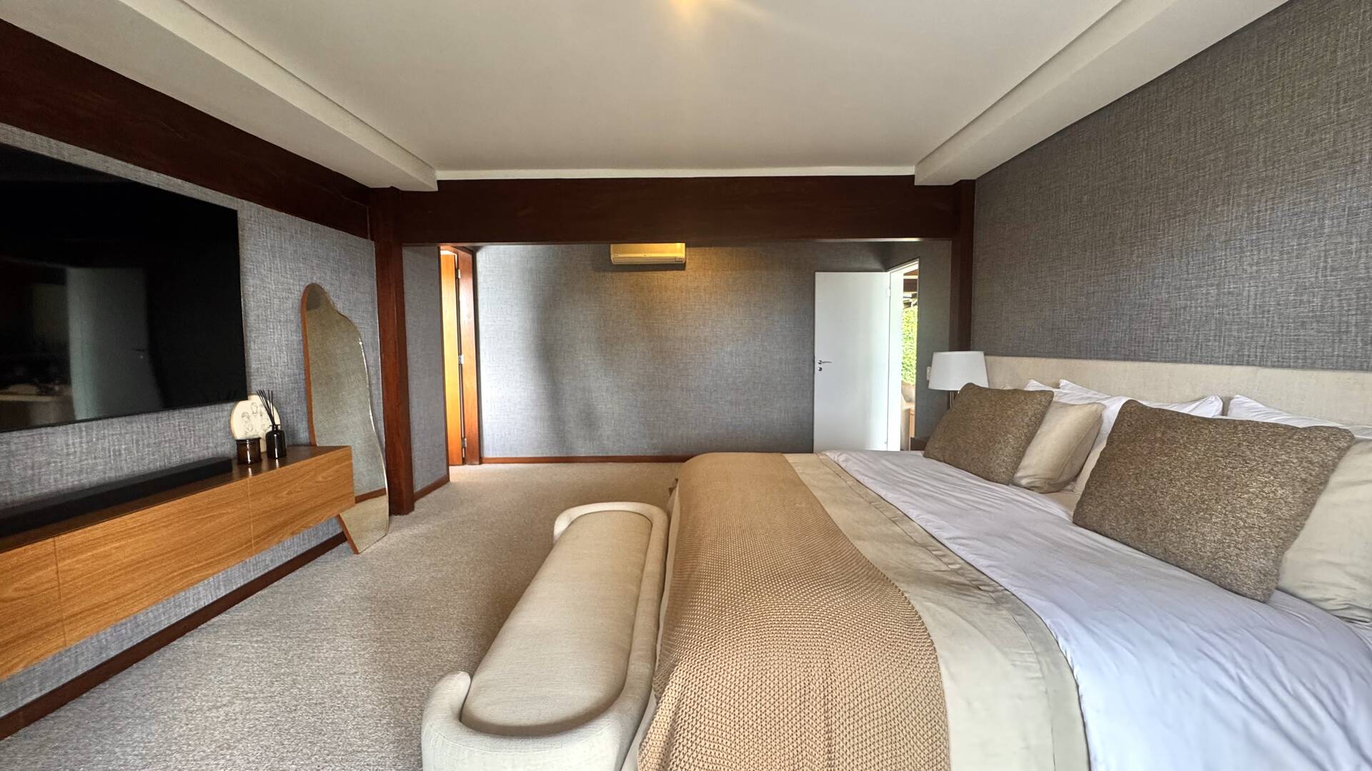 Casa com 5 suítes, terreno de 2.500 m² e vista aberta à venda no Alphaville 8