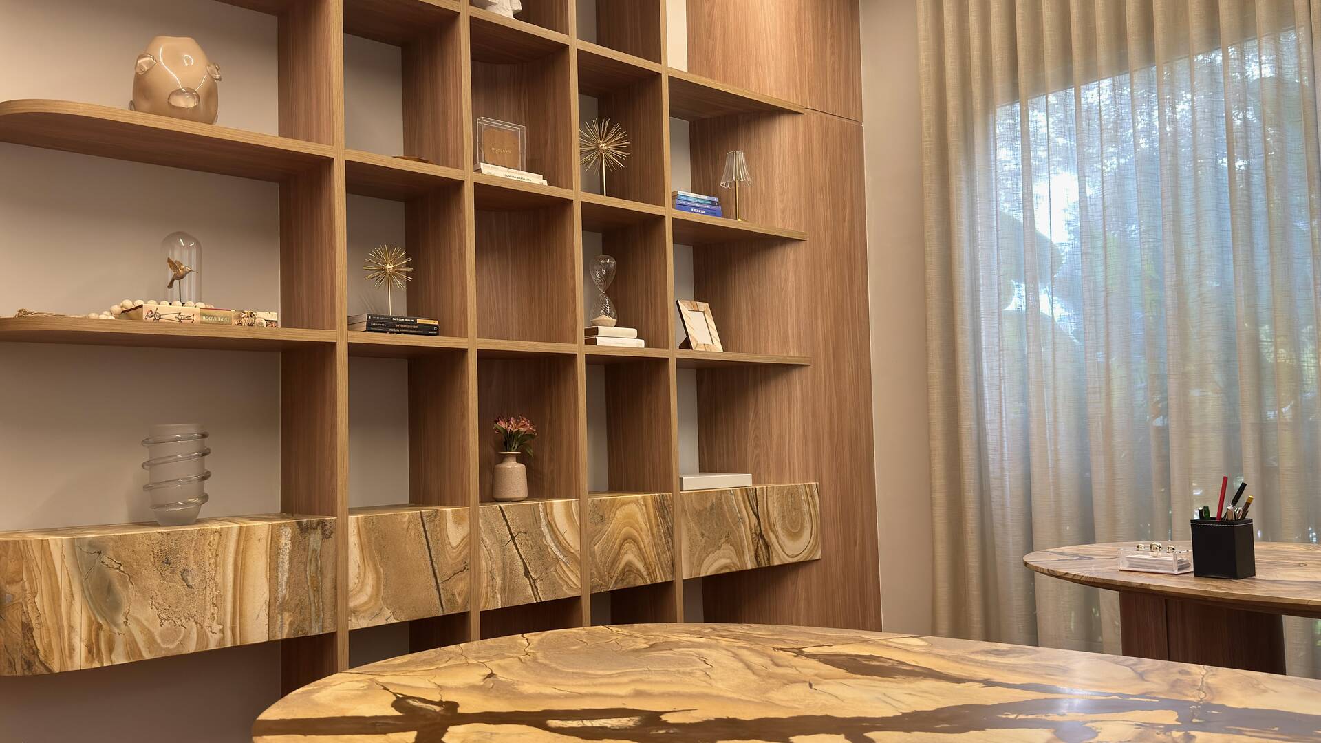 Casa Contemporânea no Tamboré 1 com 3.167 m² de Terreno e Vista Permanente para a Mata
