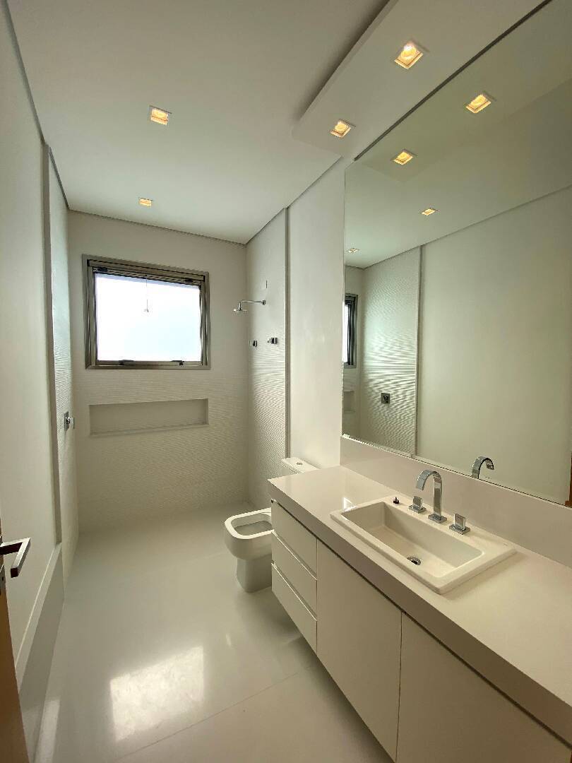 Residência Assinada por Mario Perez no Vila Solaia | 640 m², 4 Suítes e Vista Panorâmica