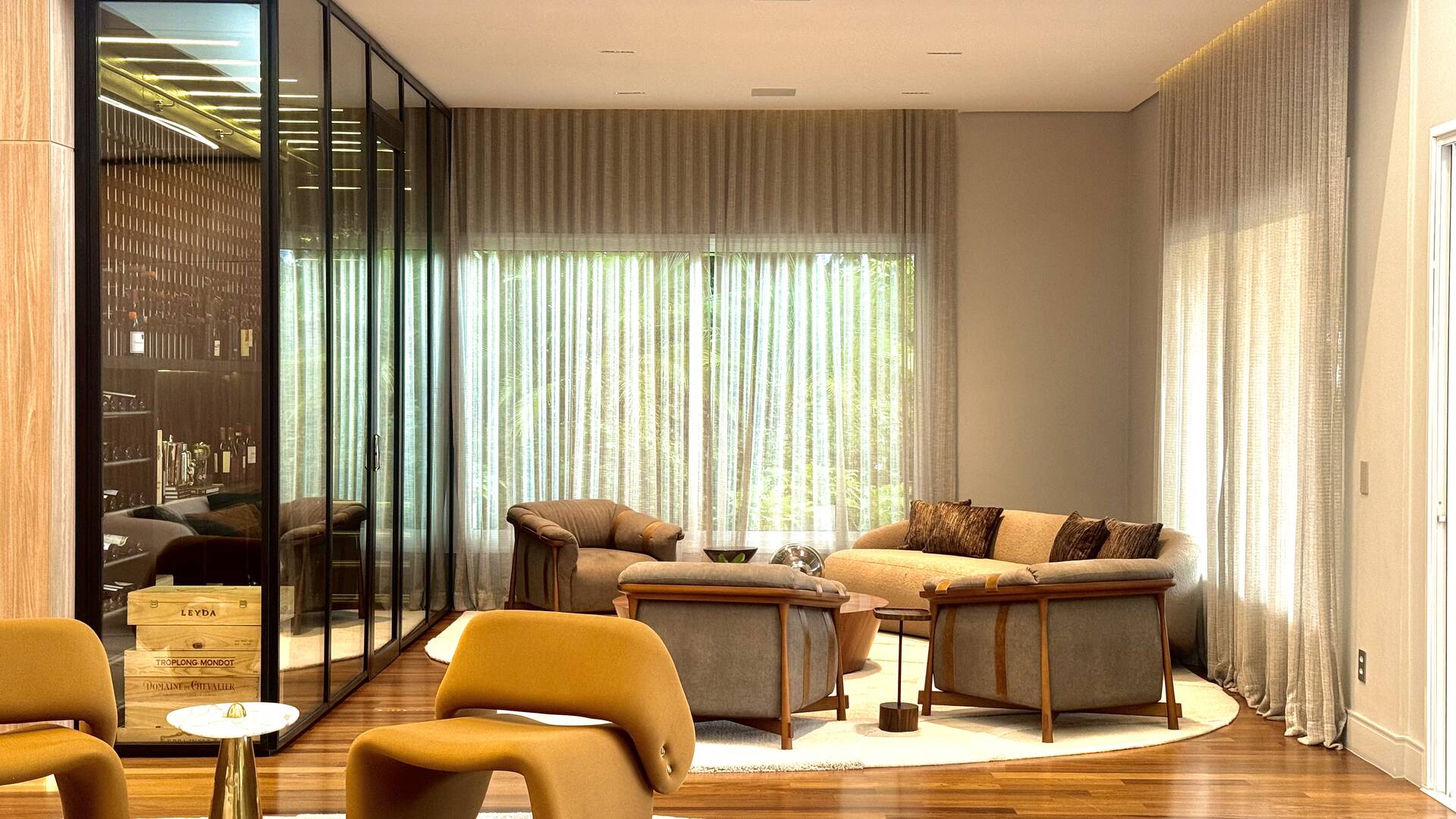 Casa Contemporânea no Tamboré 1 com 3.167 m² de Terreno e Vista Permanente para a Mata
