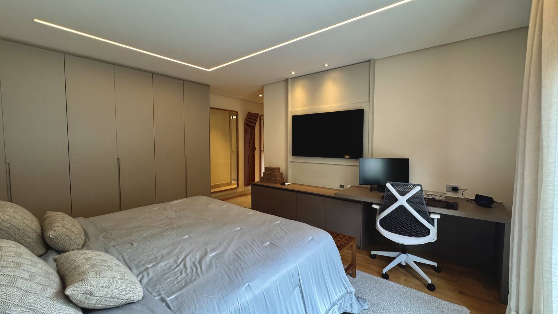 Casa com retrofit completo, 4 suítes e mobiliário assinado à venda em Alphaville