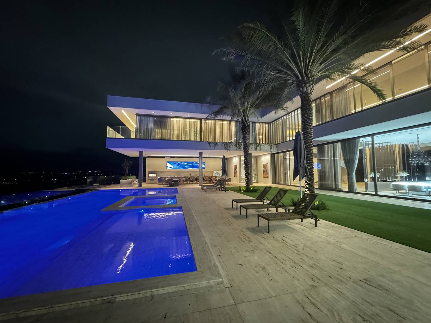 Casa com 6 suítes, vista panorâmica e arquitetura contemporânea no Tamboré 2