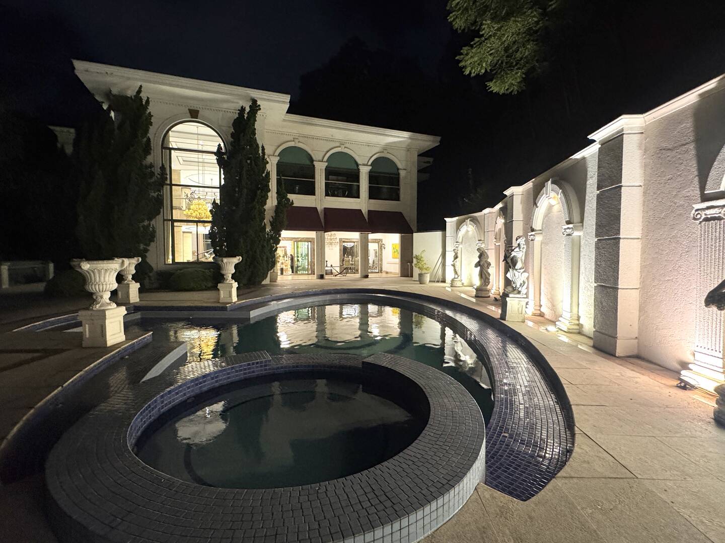 Casa Exclusiva à Venda em Alphaville com Arquitetura Europeia e Privacidade Total