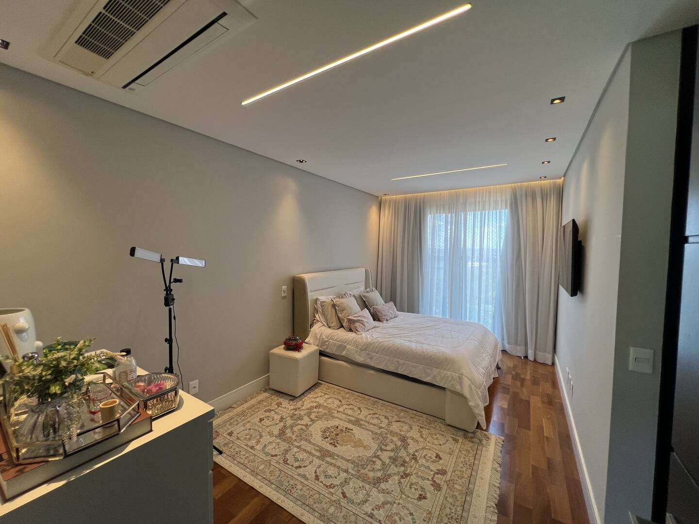 Casa Contemporânea na Esquina Mais Alta de Alphaville com 4 Suítes e Projeto de Expansão
