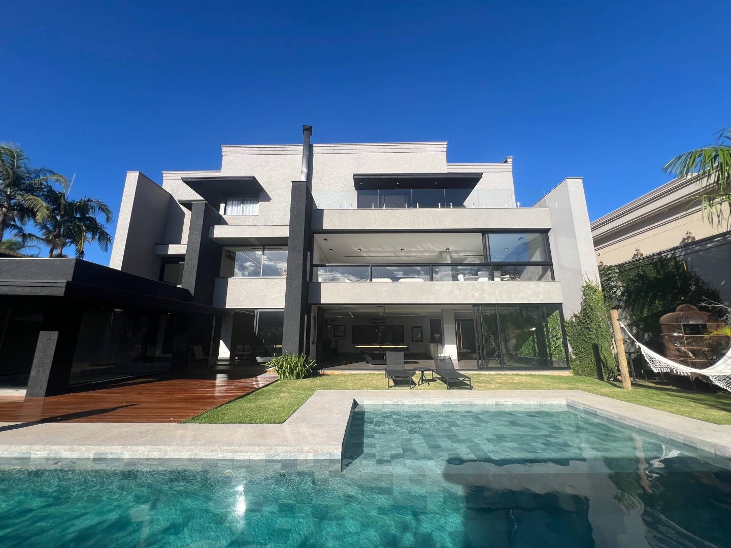Residência de Alto Padrão à Venda em Alphaville com 5 Suítes, Elevador e Vista Privilegiada
