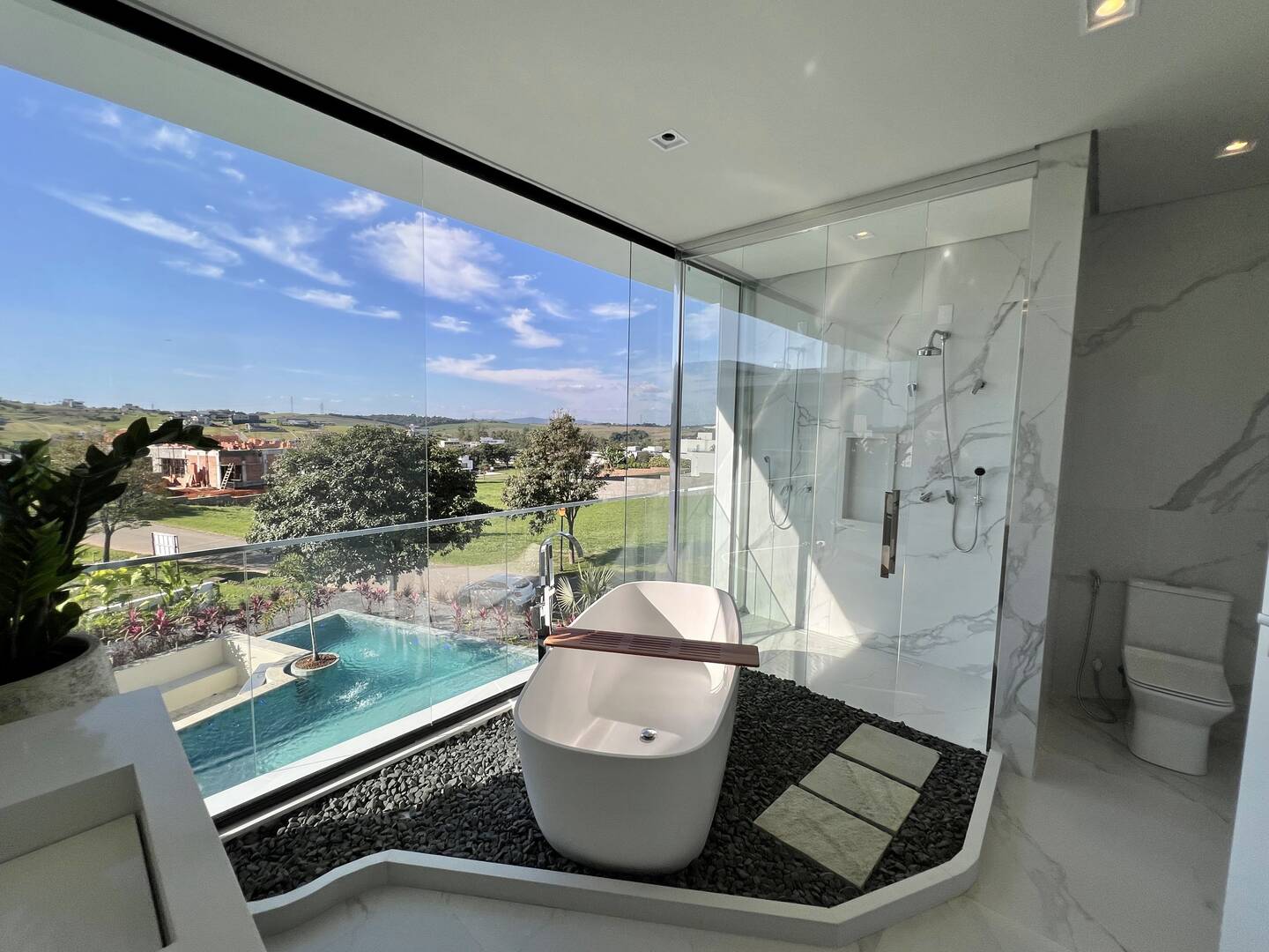 Casa contemporânea à venda na Fazenda Serra Azul com 4 suítes e lazer completo