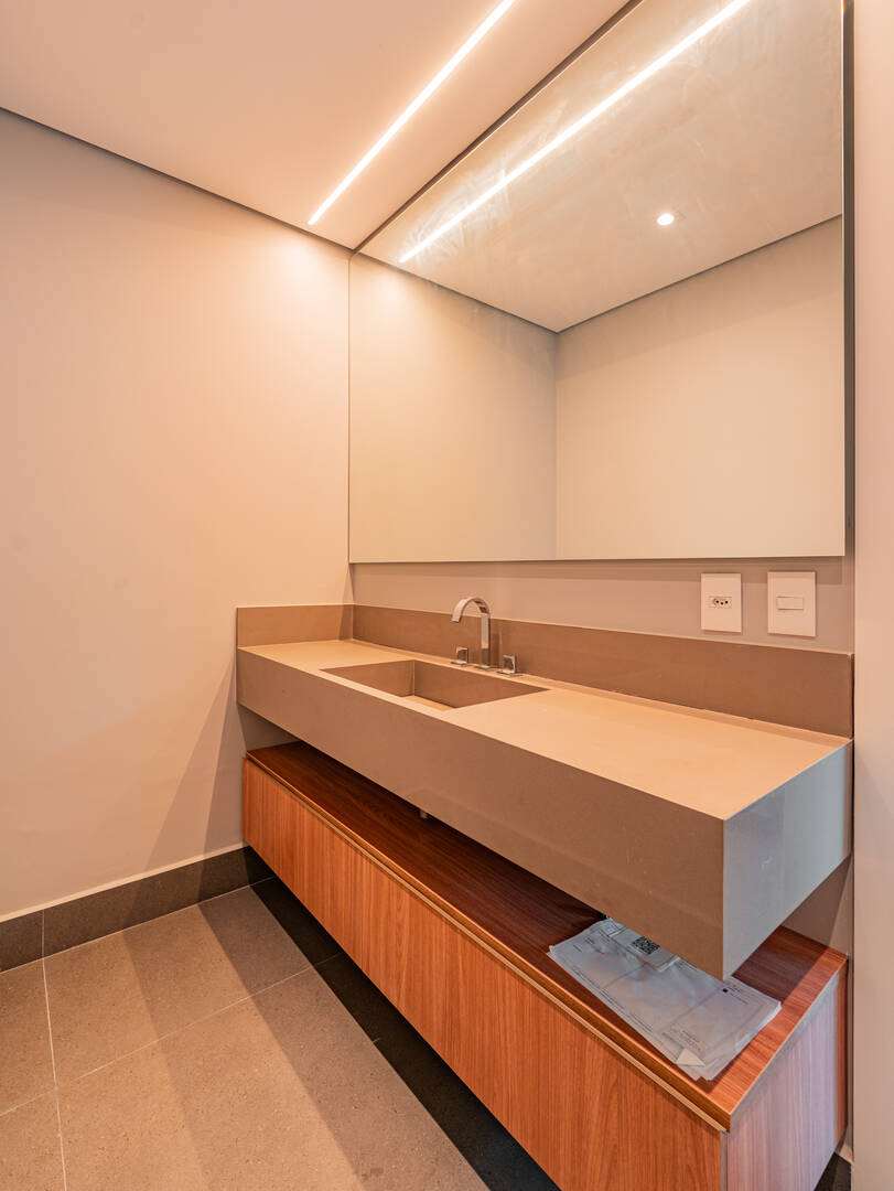 Casa porteira fechada à venda em Alphaville | 5 suítes, rooftop e mobiliada