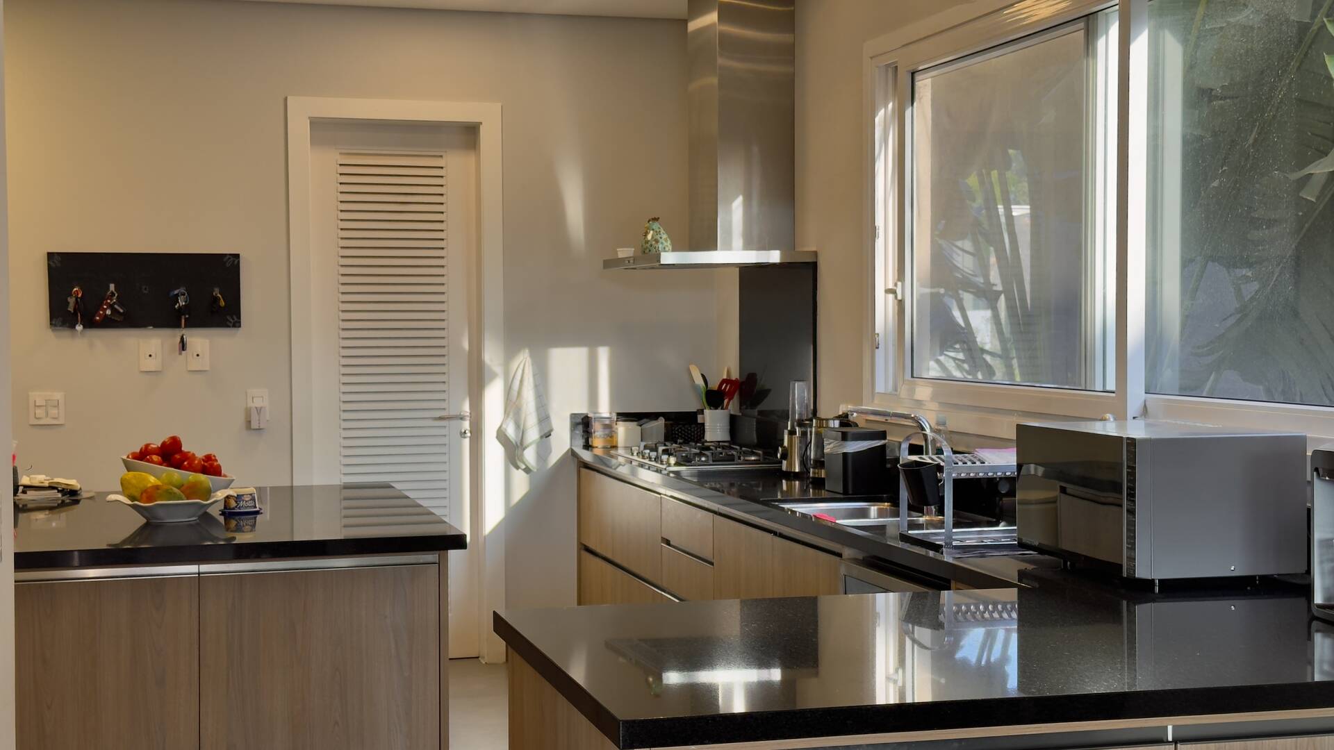 Casa à venda no Tamboré 10 com 4 suítes, área gourmet integrada e 539 m²